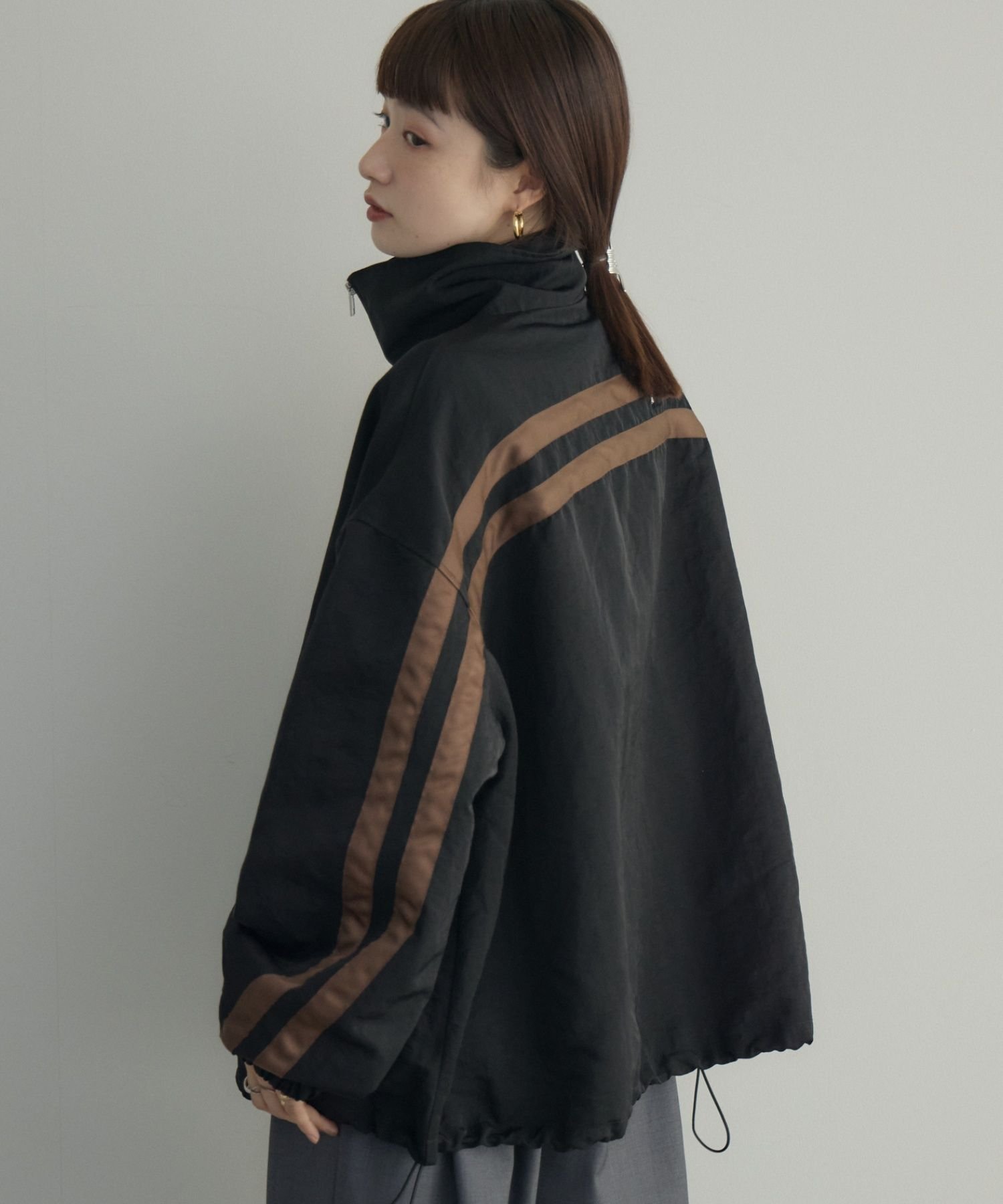 【レトロガール/RETRO GIRL】の【リバイバル・新色追加】ライントラックジャケット インテリア・キッズ・メンズ・レディースファッション・服の通販 founy(ファニー) 　ファッション　Fashion　レディースファッション　Fashion for Women　アウター　Coat / Outerwear Collection　レディースジャケット・軽アウター　Jackets　春　Spring　シンプル　Simple, Minimal　ジャケット　Jacket, Outerwear　スタンド　Stand Collar, Upright Stand　スポーツ　Sports, Activewear　スラックス　Slacks, Dress Pants　トレンド　Trend, Trending Now　定番　Standard, Basic Item　フロント　Front, Front Design　ブルゾン　Blouson, Bomber Jacket　ボトム　Bottoms, Lower Wear　おすすめ　Recommended / Our Picks　2025年　2025　2025-2026秋冬・A/W　Autumn/Winter 2025–26 AW25–26　2026年　2026　ブラック|ID: prp329100004936284 ipo3291000000037042075