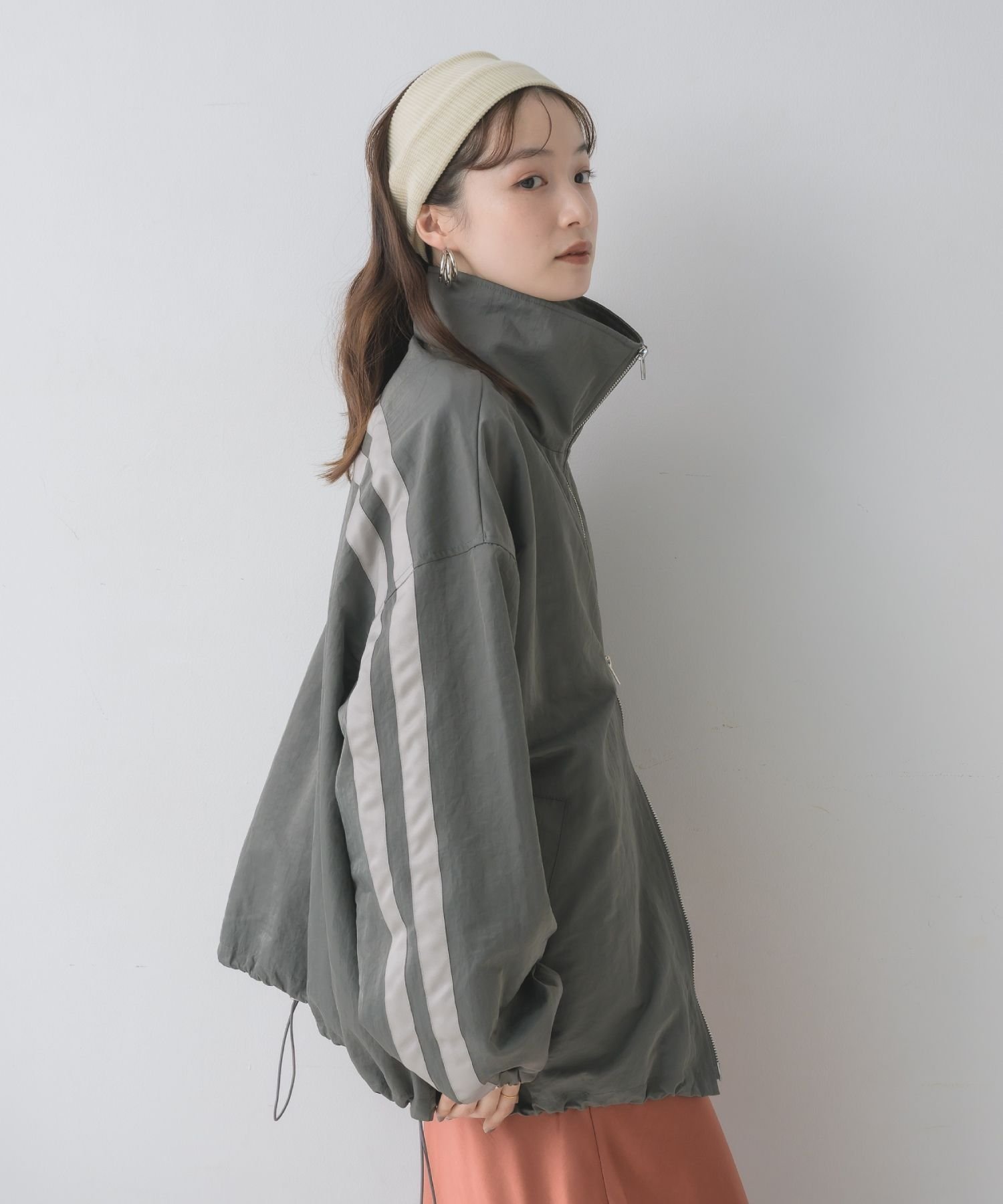 【レトロガール/RETRO GIRL】の【リバイバル・新色追加】ライントラックジャケット インテリア・キッズ・メンズ・レディースファッション・服の通販 founy(ファニー) 　ファッション　Fashion　レディースファッション　Fashion for Women　アウター　Coat / Outerwear Collection　レディースジャケット・軽アウター　Jackets　春　Spring　シンプル　Simple, Minimal　ジャケット　Jacket, Outerwear　スタンド　Stand Collar, Upright Stand　スポーツ　Sports, Activewear　スラックス　Slacks, Dress Pants　トレンド　Trend, Trending Now　定番　Standard, Basic Item　フロント　Front, Front Design　ブルゾン　Blouson, Bomber Jacket　ボトム　Bottoms, Lower Wear　おすすめ　Recommended / Our Picks　2025年　2025　2025-2026秋冬・A/W　Autumn/Winter 2025–26 AW25–26　2026年　2026　ライトグレー|ID: prp329100004936284 ipo3291000000037042076