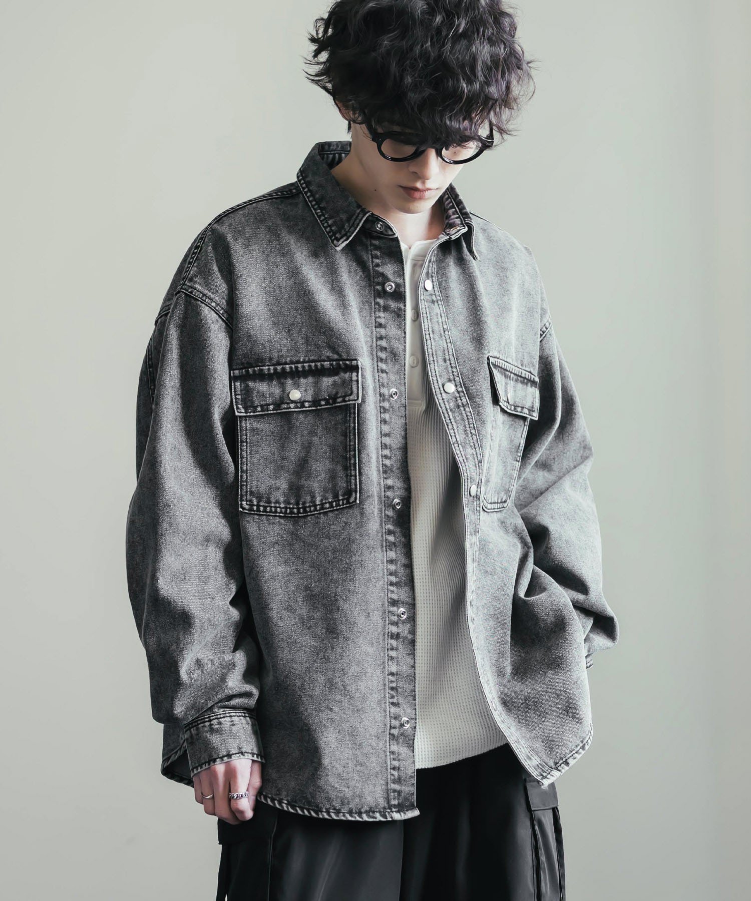 【ロッキーモンロー/Rocky Monroe】のオーバーサイズデニムシャツジャケット インテリア・キッズ・メンズ・レディースファッション・服の通販 founy(ファニー) 　ファッション　Fashion　レディースファッション　Fashion for Women　アウター　Coat / Outerwear Collection　レディースジャケット・軽アウター　Jackets　ウォッシュ　Washed Finish　ヴィンテージ　Vintage Style　カットソー　Cut and Sewn Top　カーゴパンツ　Cargo Pants, Utility Pants　クラシック　Classic, Timeless Style　ケミカル　Chemical, Chemical Wash　シンプル　Simple, Minimal　ジャケット　Jacket, Outerwear　スラックス　Slacks, Dress Pants　デニム　Denim, Jeans Material　トレンド　Trend, Trending Now　トレーナー　Sweatshirt, Trainer　バランス　Balance, Style Balance　ビッグ　Big, Oversized　フラップ　Flap, Flap Pocket　フレア　Flare, Flared　フロント　Front, Front Design　ポケット　Pocket, Pocket Detail　ミックス　Mix, Mixed Style　メンズ　Men's, Menswear　リラックス　Relax, Relaxed Fit　ロング　Long, Long-Length　ワイド　Wide, Wide Fit　再入荷　Restock / Back in Stock　おすすめ　Recommended / Our Picks　エレガント 上品　Elegant　ブラック|ID: prp329100004936620 ipo3291000000037043867