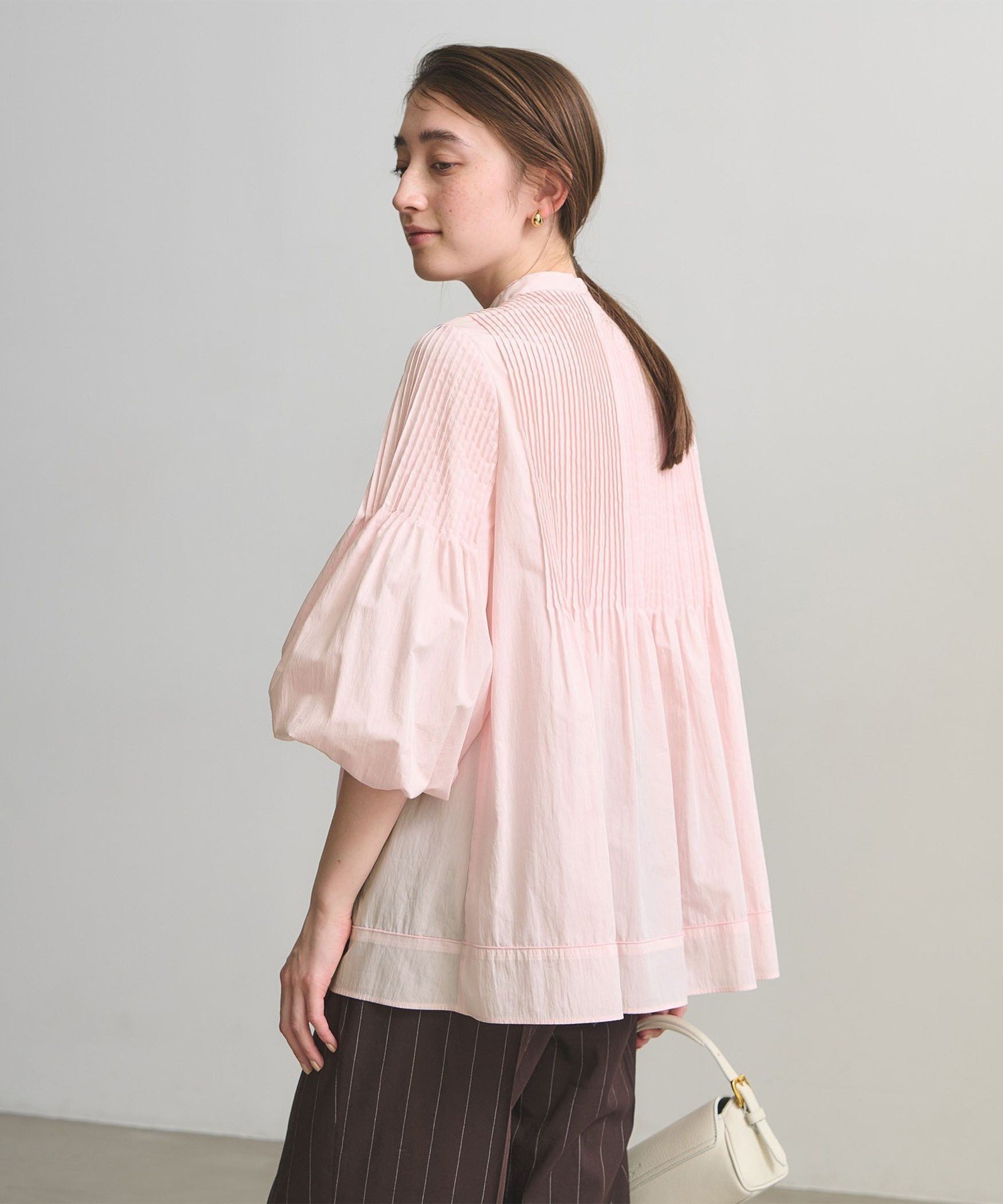 【ユナイテッドアローズ/UNITED ARROWS】のピンタック バンドカラー ブラウス インテリア・キッズ・メンズ・レディースファッション・服の通販 founy(ファニー) 　ファッション　Fashion　レディースファッション　Fashion for Women　トップス・カットソー　Cut & Sew Tops　シャツ・ブラウス・オフィスカジュアル　Elegant Blouses & Button-Ups　ヴィンテージ　Vintage Style　切替　Switching, Contrast Panel　タンブラー　Tumbler, Travel Mug　フロント　Front, Front Design　ワイド　Wide, Wide Fit　LT.PINK|ID: prp329100004936712 ipo3291000000037044433
