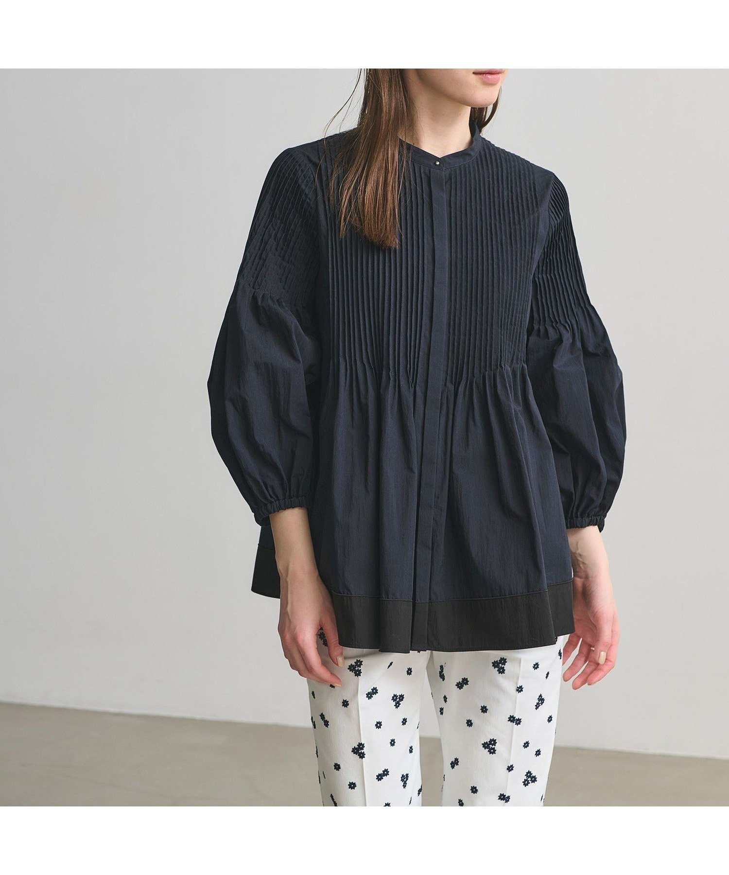 【ユナイテッドアローズ/UNITED ARROWS】のピンタック バンドカラー ブラウス インテリア・キッズ・メンズ・レディースファッション・服の通販 founy(ファニー) 　ファッション　Fashion　レディースファッション　Fashion for Women　トップス・カットソー　Cut & Sew Tops　シャツ・ブラウス・オフィスカジュアル　Elegant Blouses & Button-Ups　ヴィンテージ　Vintage Style　切替　Switching, Contrast Panel　タンブラー　Tumbler, Travel Mug　フロント　Front, Front Design　ワイド　Wide, Wide Fit　NAVY|ID: prp329100004936712 ipo3291000000037044435