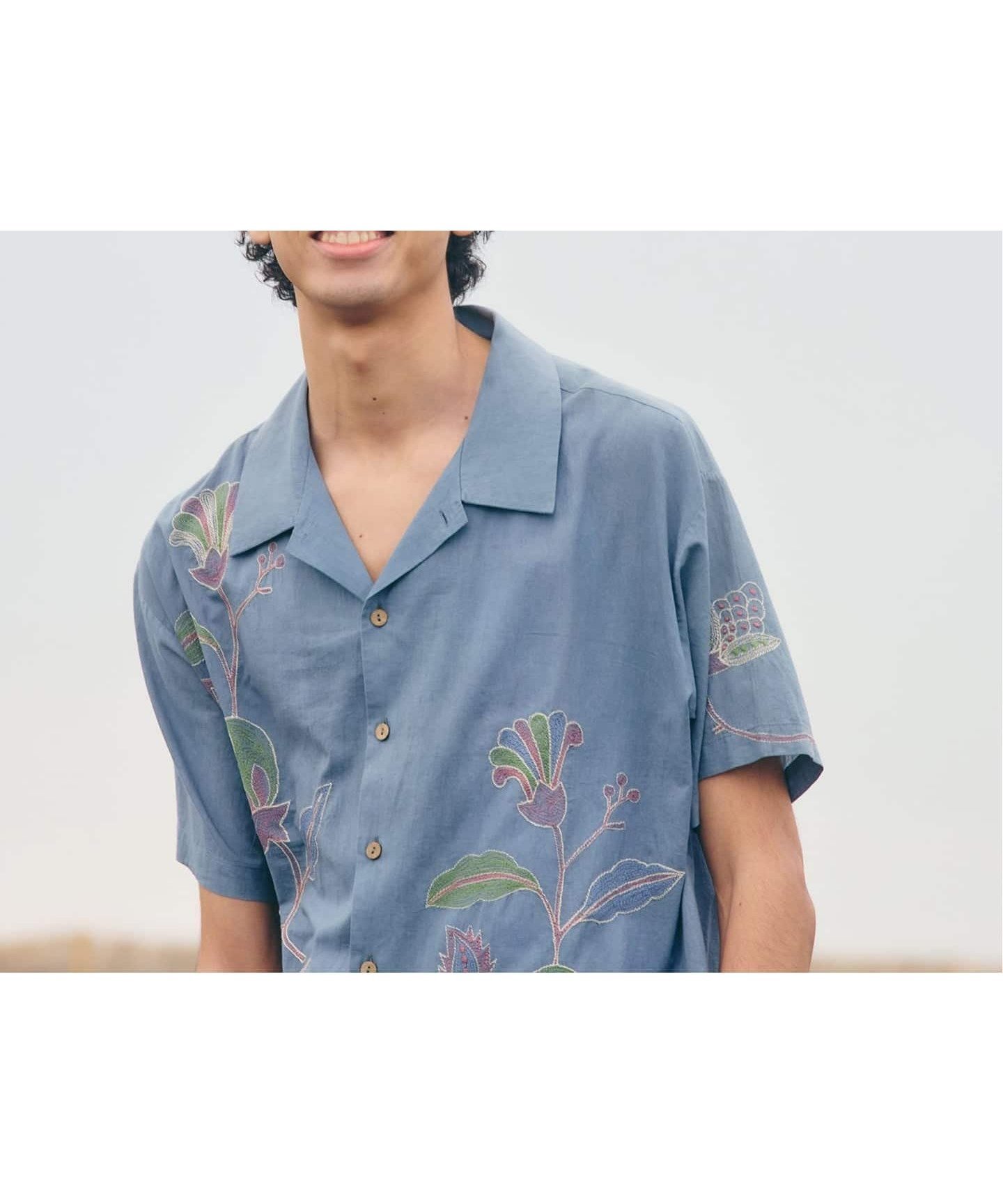 【ジャーナルスタンダード レリューム/JOURNAL STANDARD relume / MEN】のbunai / ブナイ 別注 エンブロイダリー ハーフスリーブシャツ インテリア・キッズ・メンズ・レディースファッション・服の通販 founy(ファニー) 　ファッション　Fashion　メンズファッション　Fashion for Men　インド　Indian Textile　ウッド　Wooden Design　エンブロイダリー　Embroidery Design　吸水　Absorbent, Quick-Dry　サンダル　Sandals, Summer Shoes　ショーツ　Shorts, Short Pants　シンプル　Simple, Minimal　スペシャル　Special, Limited Edition　スラックス　Slacks, Dress Pants　タンク　Tank Top, Sleeveless Top　デニム　Denim, Jeans Material　トレンド　Trend, Trending Now　フラワー　Flower, Floral　フロント　Front, Front Design　プリント　Print, Printed Pattern　ボックス　Boxy, Box Shape　別注　Limited Edition, Custom Order　モダン　Modern, Contemporary　無地　Plain, Solid Color　リゾート　Resort, Vacation Style　リラックス　Relax, Relaxed Fit　ワイド　Wide, Wide Fit　おすすめ　Recommended / Our Picks　夏　Summer　ブルー B|ID: prp329100004938504 ipo3291000000037058226