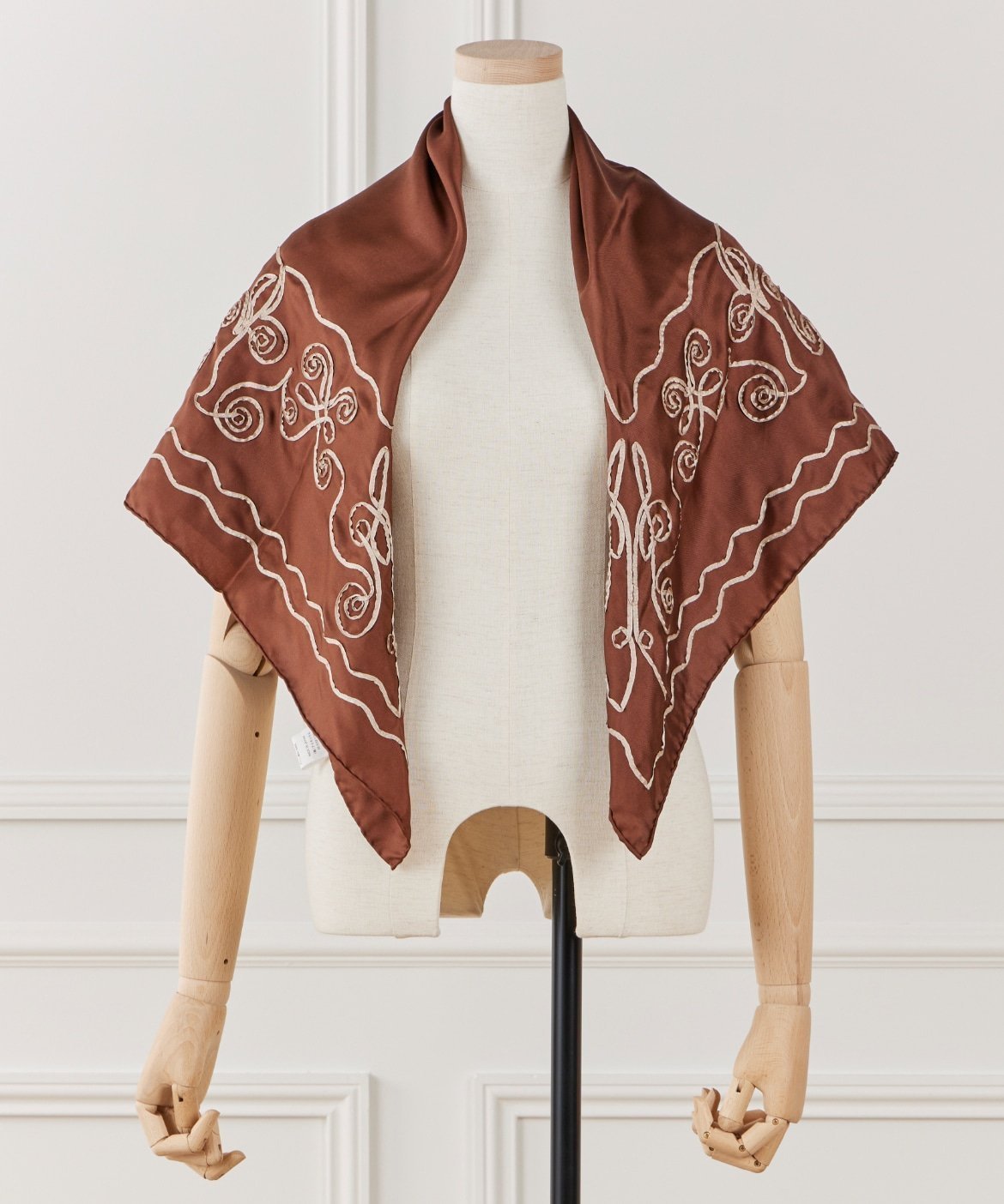 【イネド/INED】のテープエンブロイダリースカーフII《ASAUCE MELER》 インテリア・キッズ・メンズ・レディースファッション・服の通販 founy(ファニー) 　ファッション　Fashion　レディースファッション　Fashion for Women　シルク　Silk, 100% Silk　シンプル　Simple, Minimal　スカーフ　Scarf, Neckwear　ストール　Stole, Wrap　スマート　Smart, Elegant　モダン　Modern, Contemporary　エレガント 上品　Elegant　2026年　2026　ブラウン|ID: prp329100004938558 ipo3291000000037058454