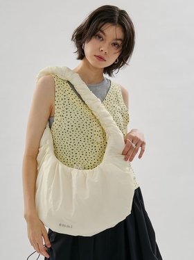 【エミ/emmi】のギャザーディテールショルダーバッグ/撥水 人気、トレンドファッション・服の通販 founy(ファニー) ファッション Fashion レディースファッション Fashion for Women エアリー Airy Texture ギャザー Gathered, Ruffled ショルダー Shoulder, Shoulder Strap スマート Smart, Elegant フォルム Silhouette, Form |ID:prp329100004938560
