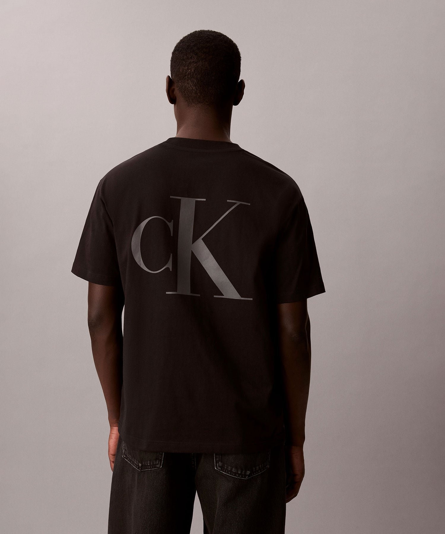 【カルバンクライン/Calvin Klein】の【公式ショップ】 カルバンクライン スタンダード ロゴ Tシャツ Calvin Klein 4RF241G インテリア・キッズ・メンズ・レディースファッション・服の通販 founy(ファニー) 　ファッション　Fashion　レディースファッション　Fashion for Women　トップス・カットソー　Cut & Sew Tops　シャツ・ブラウス・オフィスカジュアル　Elegant Blouses & Button-Ups　ロングTシャツ・Tシャツ　Longline T-Shirts & Tees　ショート　Short, Short Length　シンプル　Simple, Minimal　スタンダード　Standard, Basic　スリーブ　Sleeve, Long Sleeve / Short Sleeve　フロント　Front, Front Design　プリント　Print, Printed Pattern　Black|ID: prp329100004939474 ipo3291000000037065716