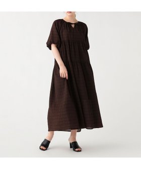 【ビームス ハート/BEAMS HEART】のワッシャー ティアードワンピース 26SS ウォッシャブル 大人の最旬トレンドファッション＆コーディネート founy(ファウニー) ファッション Fashion レディースファッション Fashion for Women ワンピース Dresses 2026年 2026 2026春夏・S/S Spring/Summer 2026 SS26 おすすめ Recommended / Our Picks ウォッシャブル Machine Washable カッティング Cutting Detail シューズ Shoes, Footwear ティアードワンピース Tiered Dress, Flared Dress デコルテ Décolleté, Neckline バランス Balance, Style Balance フロント Front, Front Design リボン Ribbon, Bow ワッシャー Washer, Crinkled Finish エレガント 上品 Elegant |ID:prp329100004942077