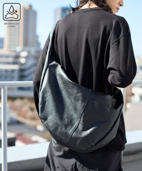 【フリークスストア/FREAK'S STORE】のLeather Banana Big Shoulder Bag / レザーバナナビッグショルダー / メッセンジャーバッグ / 牛革 26SS 人気、トレンドファッション・服の通販 founy(ファニー) ファッション Fashion レディースファッション Fashion for Women シンプル Simple, Minimal ポケット Pocket, Pocket Detail S/S・春夏 SS, Spring/Summer, Warm Season おすすめ Recommended / Our Picks 夏 Summer ビジネス 仕事 通勤 Business / Work / Commuting 2026年 2026 |ID:prp329100004942100