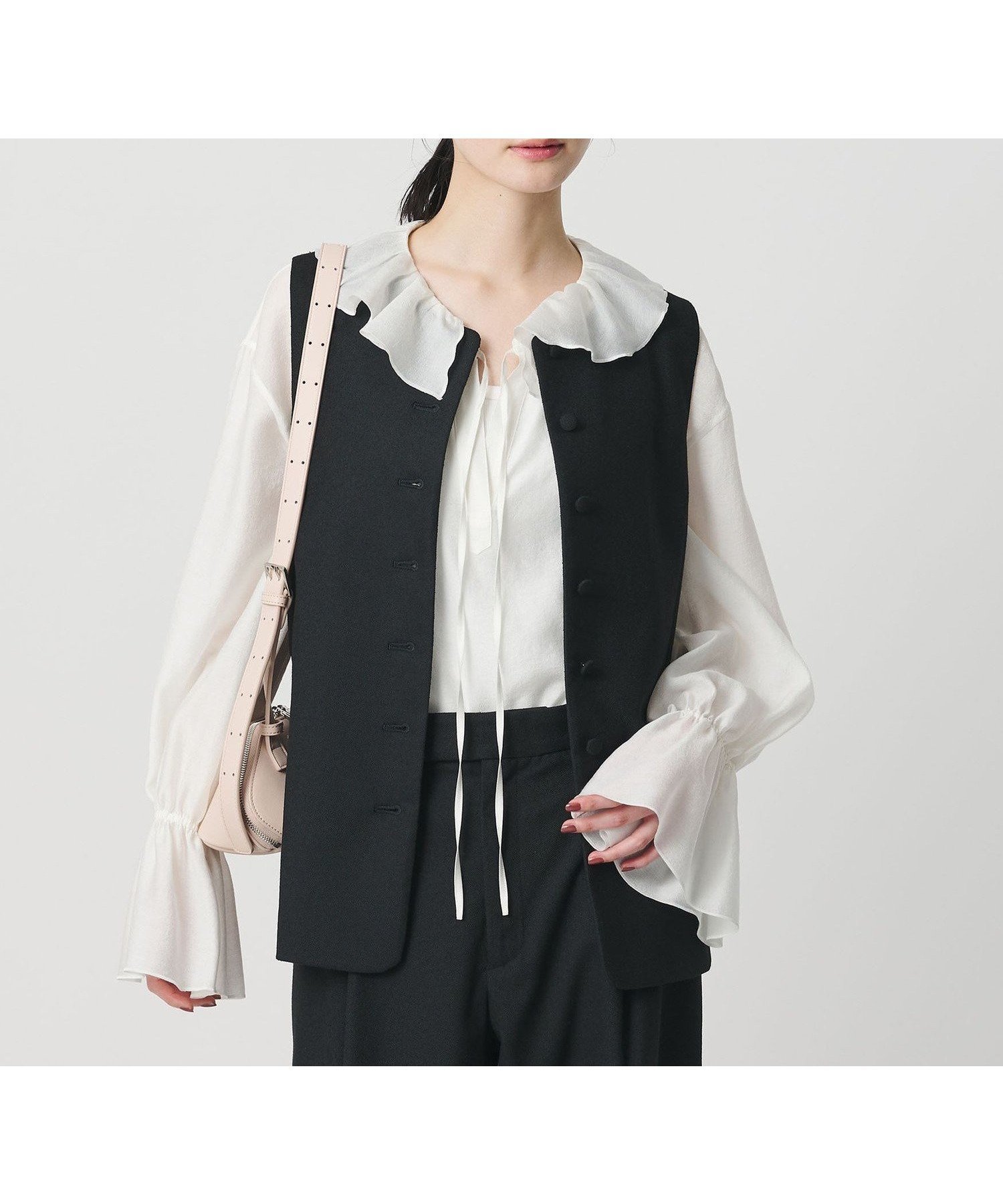 【ビューティ&ユース ユナイテッドアローズ/BEAUTY&YOUTH / UNITED ARROWS】のラッフル スキッパーブラウス インテリア・キッズ・メンズ・レディースファッション・服の通販 founy(ファニー) 　ファッション　Fashion　レディースファッション　Fashion for Women　トップス・カットソー　Cut & Sew Tops　シャツ・ブラウス・オフィスカジュアル　Elegant Blouses & Button-Ups　インナー　Innerwear　シルク　Silk, 100% Silk　スキッパー　Skipper, Open Collar　セットアップ　Set-Up, Coordinated Outfit　デニム　Denim, Jeans Material　フォーマル　Formal, Dressy　フリル　Frill, Ruffle　ボトム　Bottoms, Lower Wear　ミックス　Mix, Mixed Style　ラッフル　Ruffle, Frill　リボン　Ribbon, Bow　ワイド　Wide, Wide Fit　おすすめ　Recommended / Our Picks　ビジネス 仕事 通勤　Business / Work / Commuting　OFF WHITE|ID: prp329100004942164 ipo3291000000037091813