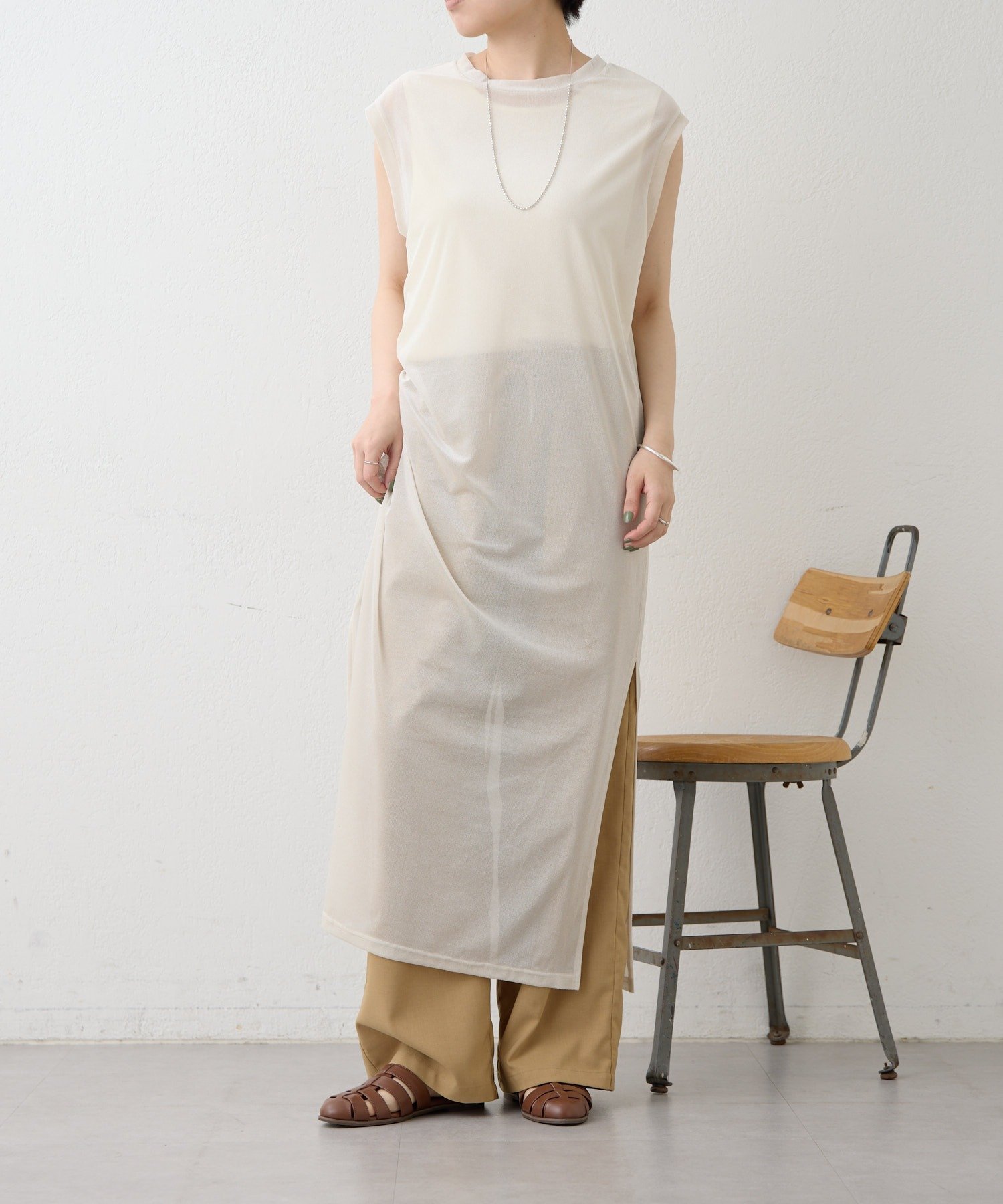 【イア パピヨネ/ear PAPILLONNER】のベロアシアーロングタンク【SUM1 STYLE】 インテリア・キッズ・メンズ・レディースファッション・服の通販 founy(ファニー) 　ファッション　Fashion　レディースファッション　Fashion for Women　トップス・カットソー　Cut & Sew Tops　ベロアトップス　Velour Tops / Velvet-Look Items　シンプル　Simple, Minimal　スリット　Slit, Slit Detail　タンク　Tank Top, Sleeveless Top　ビスチェ　Bustier, Corset Top　ベスト　Vest, Waistcoat　ベロア　Velour, Soft Velvet　ラウンド　Round, Round Neck　おすすめ　Recommended / Our Picks　エレガント 上品　Elegant　ライトベージュ|ID: prp329100004942187 ipo3291000000037091949