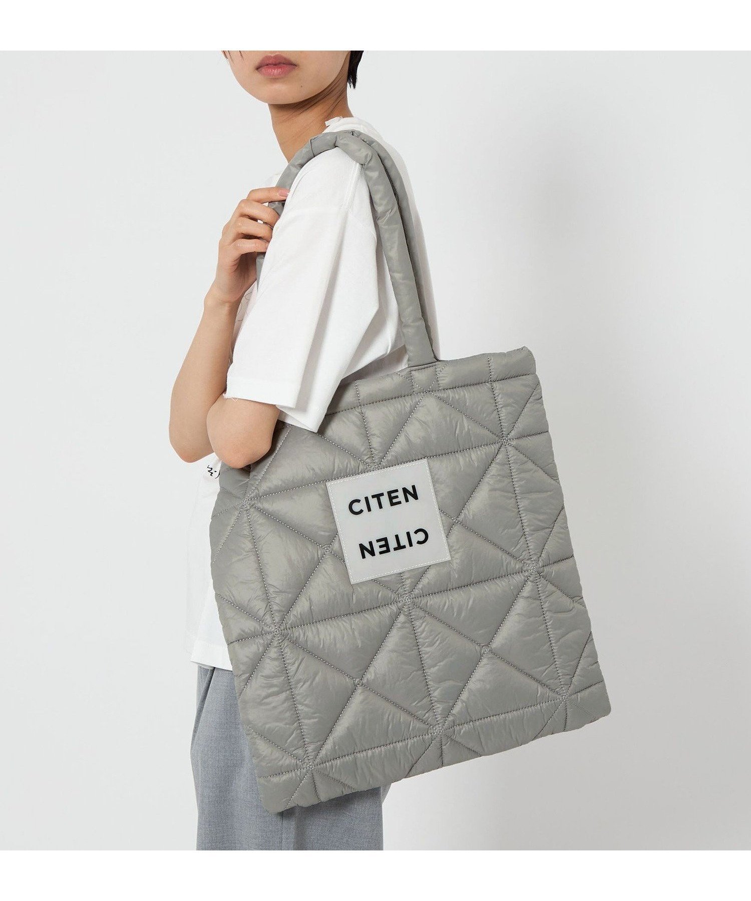 【シテン/CITEN】のCITEN CITEN パデッド トートバッグ インテリア・キッズ・メンズ・レディースファッション・服の通販 founy(ファニー) 　ファッション　Fashion　レディースファッション　Fashion for Women　バッグ　Bags　キルティング　Quilted, Quilting　トライアングル　Triangle, Triangular Shape　フィット　Fit, Slim Fit　ポケット　Pocket, Pocket Detail　モコモコ　Fuzzy, Fluffy　A/W・秋冬　Autumn/Winter　おすすめ　Recommended / Our Picks　LT.GRAY|ID: prp329100004942775 ipo3291000000037099143