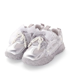 【ベベ オンライン ストア/BEBE ONLINE STORE / KIDS】のキラふわフラワーリボンスニーカー(17~22cm) 大人の最旬トレンドファッション＆コーディネート founy(ファウニー) ファッション Fashion キッズファッション Fashion for Kids オーガンジー Organza Fabric 春 Spring シルバー Silver, Metallic Silver シンプル Simple, Minimal パール Pearl, Pearl Accent フレンチ French, French Style メッシュ Mesh, Net Fabric モチーフ Motif, Design Theme リボン Ribbon, Bow S/S・春夏 SS, Spring/Summer, Warm Season 夏 Summer エレガント 上品 Elegant 2026年 2026 2026春夏・S/S Spring/Summer 2026 SS26 |ID:prp329100004942785