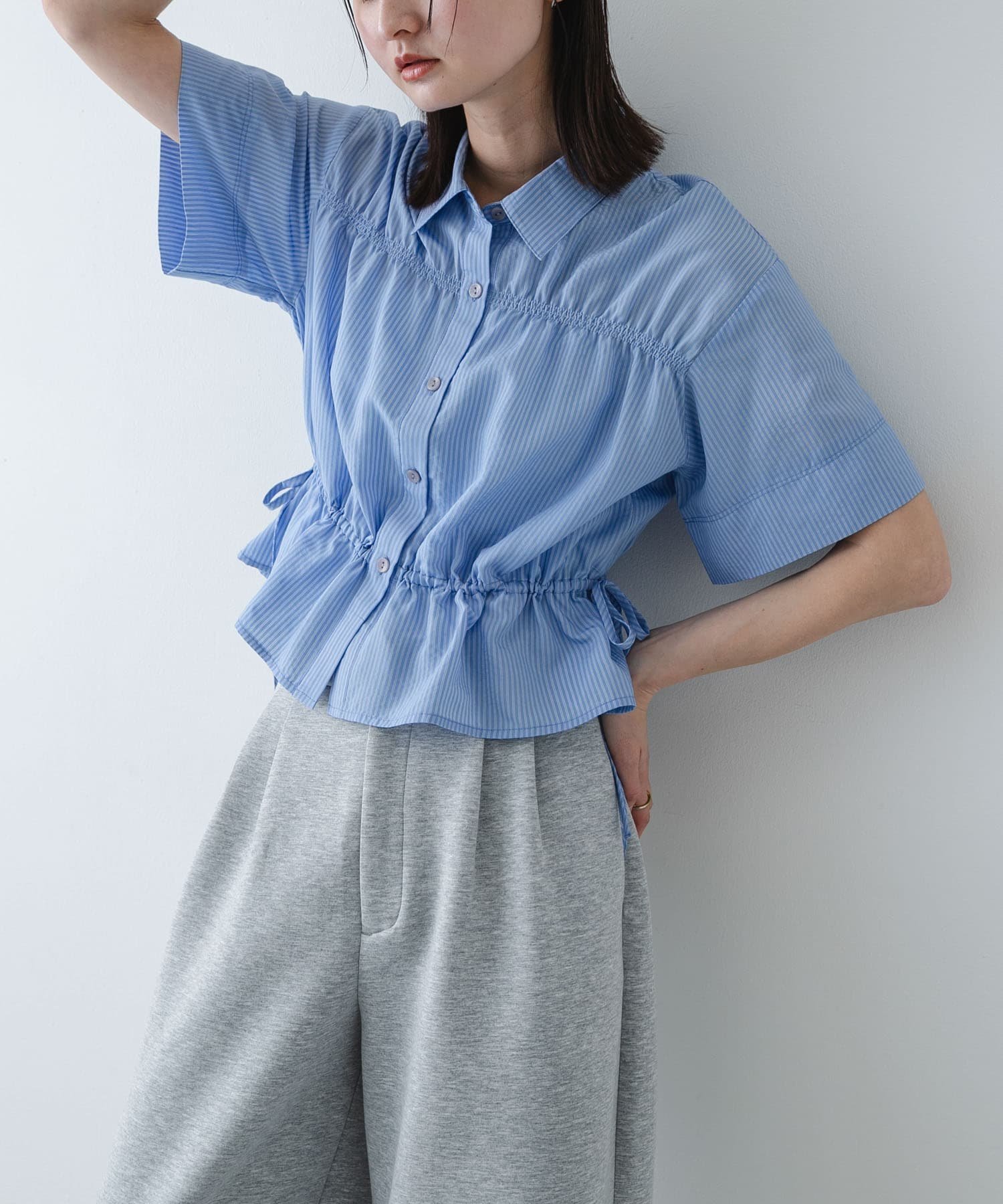 【センスオブプレイス/SENSE OF PLACE by URBAN RESEARCH】のクロップドペプラムシャーリングシャツ インテリア・キッズ・メンズ・レディースファッション・服の通販 founy(ファニー) 　ファッション　Fashion　レディースファッション　Fashion for Women　トップス・カットソー　Cut & Sew Tops　シャツ・ブラウス・オフィスカジュアル　Elegant Blouses & Button-Ups　クロップド　Cropped, Short Length　コンパクト　Compact, Small Size　シャーリング　Shirring, Ruched　シンプル　Simple, Minimal　ストライプ　Stripe, Striped Pattern　バランス　Balance, Style Balance　ペプラム　Peplum, Flared Hem　リボン　Ribbon, Bow　リラックス　Relax, Relaxed Fit　S/S・春夏　SS, Spring/Summer, Warm Season　夏　Summer　エレガント 上品　Elegant　2026年　2026　ブルー系その他|ID: prp329100004942820 ipo3291000000037099493