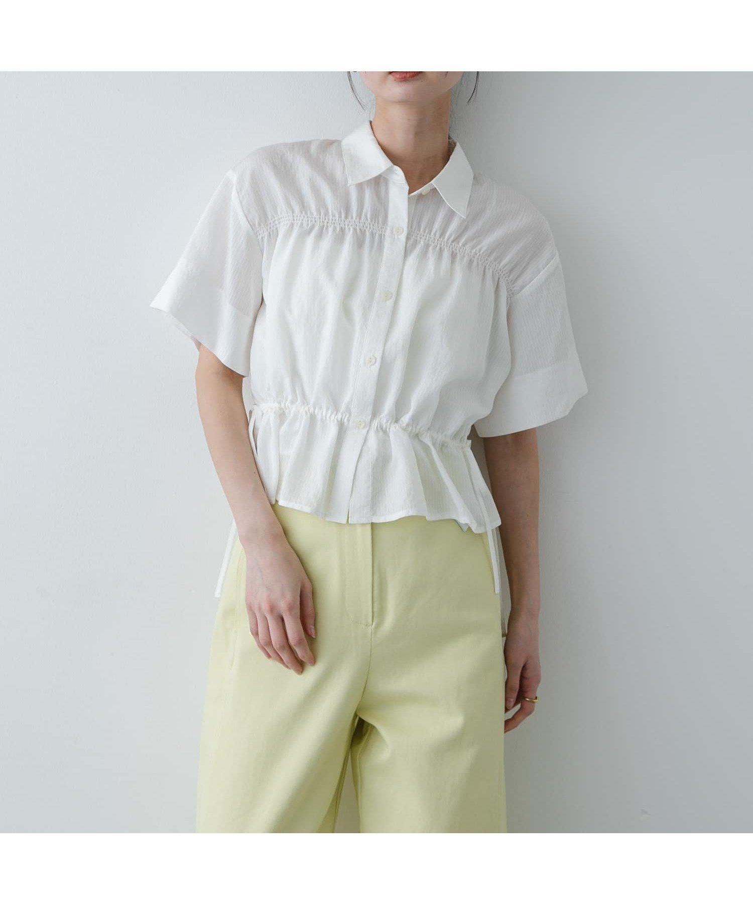 【センスオブプレイス/SENSE OF PLACE by URBAN RESEARCH】のクロップドペプラムシャーリングシャツ インテリア・キッズ・メンズ・レディースファッション・服の通販 founy(ファニー) 　ファッション　Fashion　レディースファッション　Fashion for Women　トップス・カットソー　Cut & Sew Tops　シャツ・ブラウス・オフィスカジュアル　Elegant Blouses & Button-Ups　クロップド　Cropped, Short Length　コンパクト　Compact, Small Size　シャーリング　Shirring, Ruched　シンプル　Simple, Minimal　ストライプ　Stripe, Striped Pattern　バランス　Balance, Style Balance　ペプラム　Peplum, Flared Hem　リボン　Ribbon, Bow　リラックス　Relax, Relaxed Fit　S/S・春夏　SS, Spring/Summer, Warm Season　夏　Summer　エレガント 上品　Elegant　2026年　2026　ホワイト系その他|ID: prp329100004942820 ipo3291000000037099494