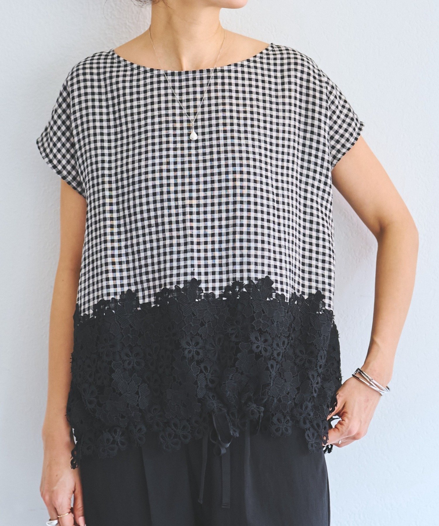 【ビアズリー/BEARDSLEY】の裾レースリネンブラウス インテリア・キッズ・メンズ・レディースファッション・服の通販 founy(ファニー) 　ファッション　Fashion　レディースファッション　Fashion for Women　トップス・カットソー　Cut & Sew Tops　シャツ・ブラウス・オフィスカジュアル　Elegant Blouses & Button-Ups　キュロット　Culottes, Wide Shorts　スリーブ　Sleeve, Long Sleeve / Short Sleeve　チェック　Check, Plaid, Tartan　デニム　Denim, Jeans Material　フェミニン　Feminine, Girly　フレンチ　French, French Style　リネン　Linen, Linen Fabric　リボン　Ribbon, Bow　レース　Lace, Lace Fabric　再入荷　Restock / Back in Stock　おすすめ　Recommended / Our Picks　ブラック|ID: prp329100004943103 ipo3291000000037103033