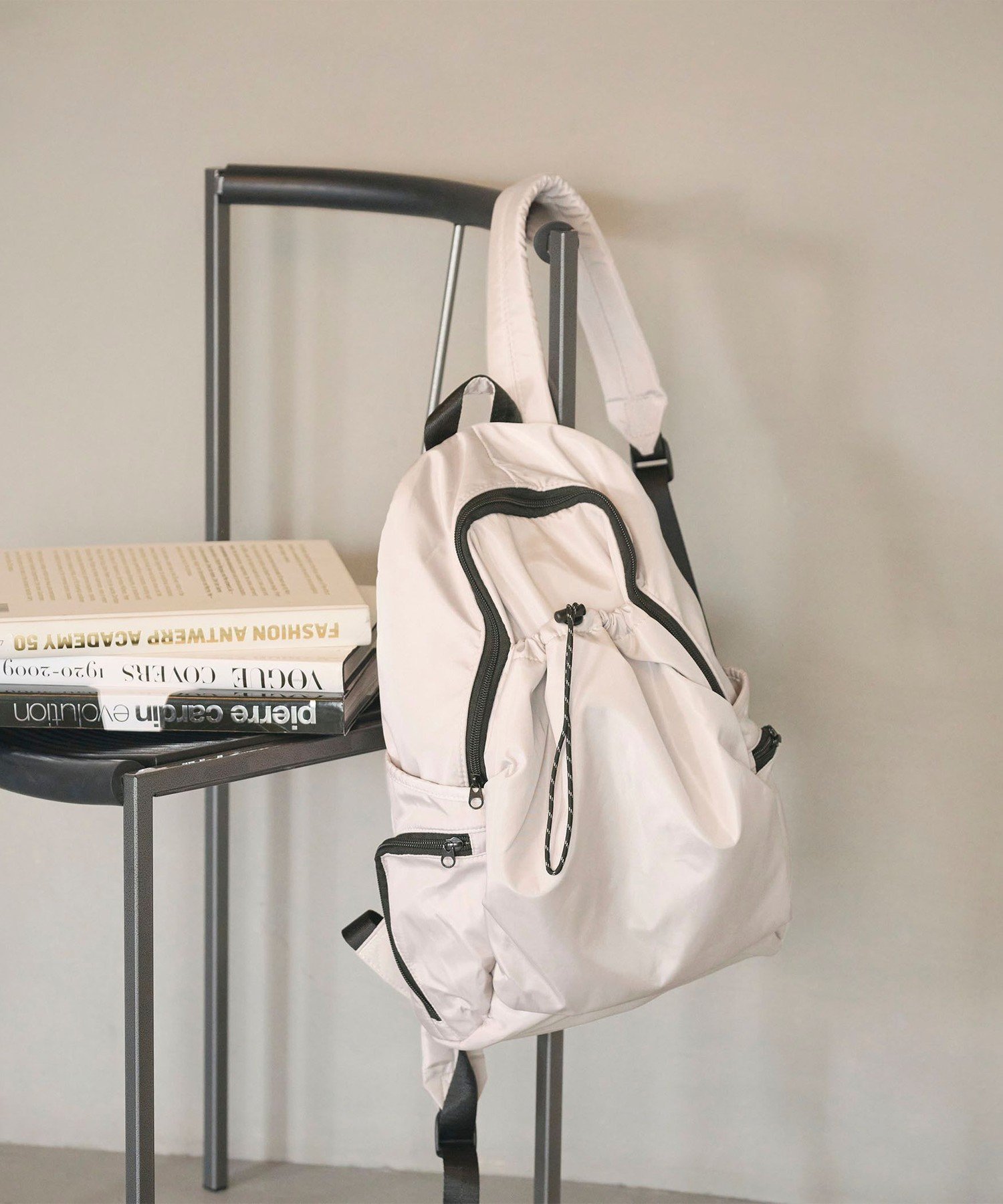 【ビューティ&ユース ユナイテッドアローズ/BEAUTY&YOUTH / UNITED ARROWS】のドロストポケット リュック インテリア・キッズ・メンズ・レディースファッション・服の通販 founy(ファニー) 　ファッション　Fashion　レディースファッション　Fashion for Women　軽量　Lightweight, Ultra Light　スマート　Smart, Elegant　トレンド　Trend, Trending Now　フェミニン　Feminine, Girly　フロント　Front, Front Design　ポケット　Pocket, Pocket Detail　リュック　Backpack, Rucksack　おすすめ　Recommended / Our Picks　旅行　Travel　ビジネス 仕事 通勤　Business / Work / Commuting　LT.GRAY|ID: prp329100004943123 ipo3291000000037103306