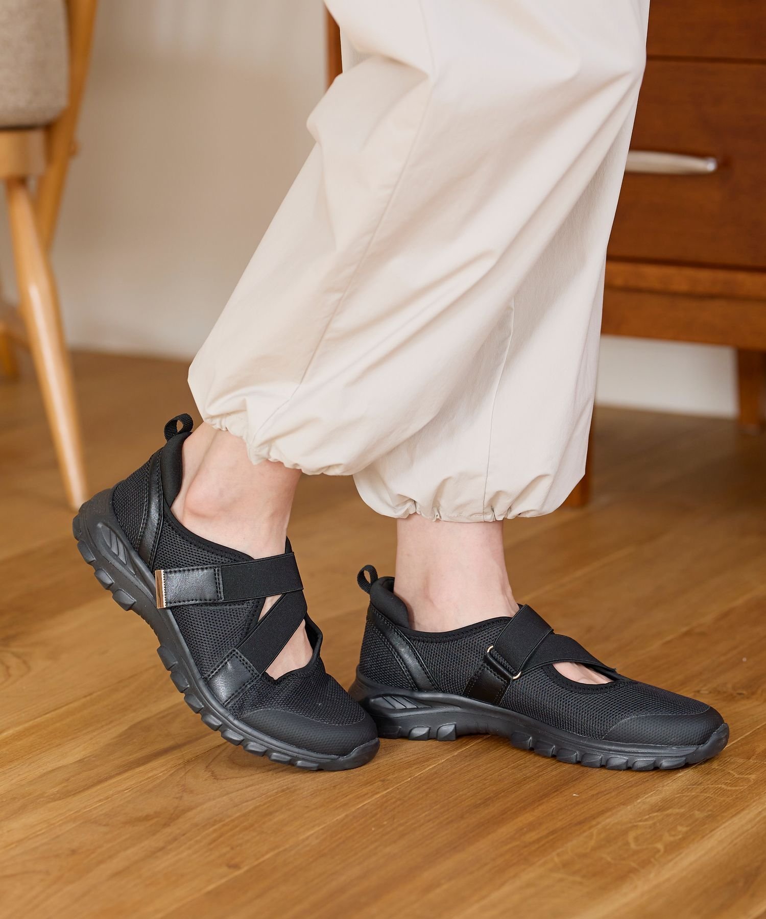 【グローバルワーク/GLOBAL WORK】のエアかるクッションベルトスニーカー/102313 インテリア・キッズ・メンズ・レディースファッション・服の通販 founy(ファニー) 　ファッション　Fashion　レディースファッション　Fashion for Women　ベルト&ウエストマーク　Belts & Waist Accessories　クッション　Cushion, Throw Pillow　サンダル　Sandals, Summer Shoes　シアー　Sheer, See-Through　スニーカー　Sneakers, Trainers　メッシュ　Mesh, Net Fabric　抗菌　Antibacterial, Bacteria-Resistant　ブラック×ブラック10|ID: prp329100004943134 ipo3291000000037103561