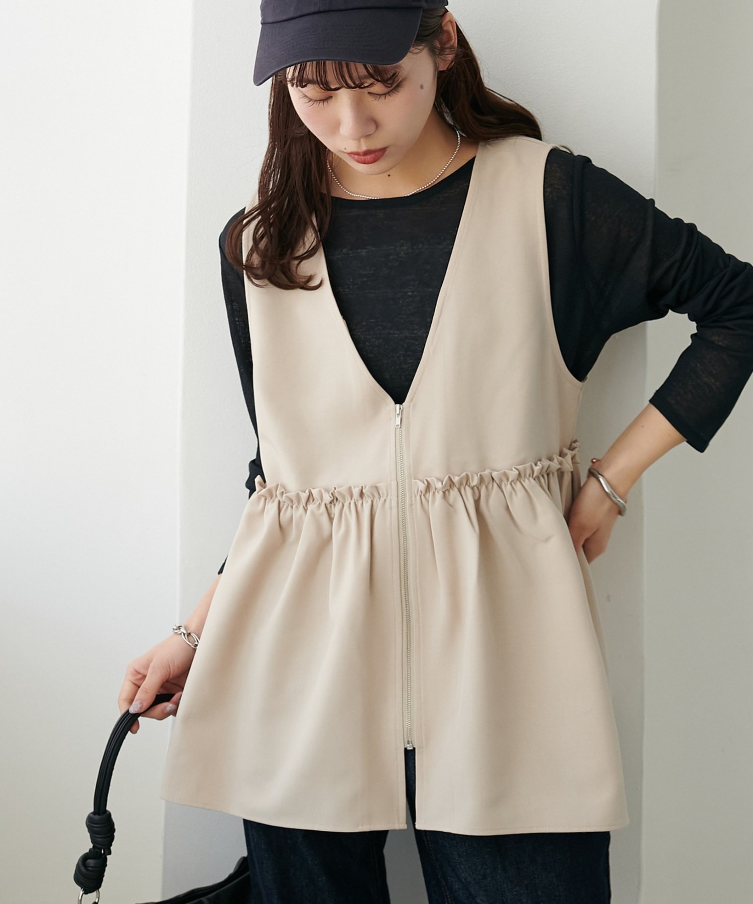 【ディスコート/Discoat】の【WEB限定】ジップベスト インテリア・キッズ・メンズ・レディースファッション・服の通販 founy(ファニー) 　ファッション　Fashion　レディースファッション　Fashion for Women　アウター　Coat / Outerwear Collection　トップス・カットソー　Cut & Sew Tops　ベスト&ジレ / 重ね着スタイル　Vests & Gilets　おすすめ　Recommended / Our Picks　カットソー　Cut and Sewn Top　カーゴパンツ　Cargo Pants, Utility Pants　ギャザー　Gathered, Ruffled　シアー　Sheer, See-Through　ジップ　Zip, Zipper　スラックス　Slacks, Dress Pants　チュニック　Tunic, Long Top　デニム　Denim, Jeans Material　トレンド　Trend, Trending Now　フェミニン　Feminine, Girly　リブニット　Rib Knit, Ribbed Knit　羽織　Haori, Light Jacket　ライトベージュ|ID: prp329100004956871 ipo3291000000037194433