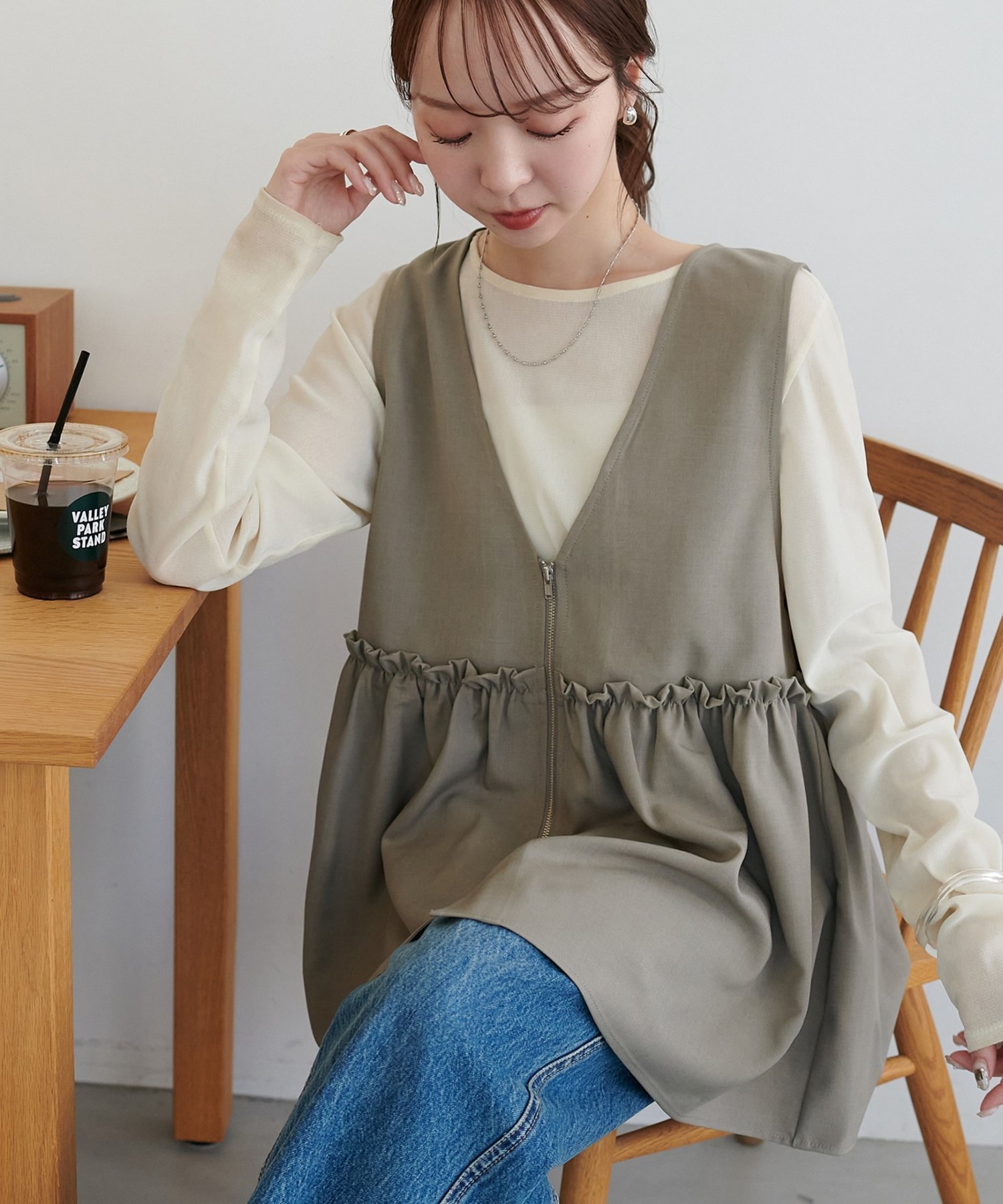 【ディスコート/Discoat】の【WEB限定】ジップベスト インテリア・キッズ・メンズ・レディースファッション・服の通販 founy(ファニー) 　ファッション　Fashion　レディースファッション　Fashion for Women　アウター　Coat / Outerwear Collection　トップス・カットソー　Cut & Sew Tops　ベスト&ジレ / 重ね着スタイル　Vests & Gilets　おすすめ　Recommended / Our Picks　カットソー　Cut and Sewn Top　カーゴパンツ　Cargo Pants, Utility Pants　ギャザー　Gathered, Ruffled　シアー　Sheer, See-Through　ジップ　Zip, Zipper　スラックス　Slacks, Dress Pants　チュニック　Tunic, Long Top　デニム　Denim, Jeans Material　トレンド　Trend, Trending Now　フェミニン　Feminine, Girly　リブニット　Rib Knit, Ribbed Knit　羽織　Haori, Light Jacket　グレージュ|ID: prp329100004956871 ipo3291000000037194436