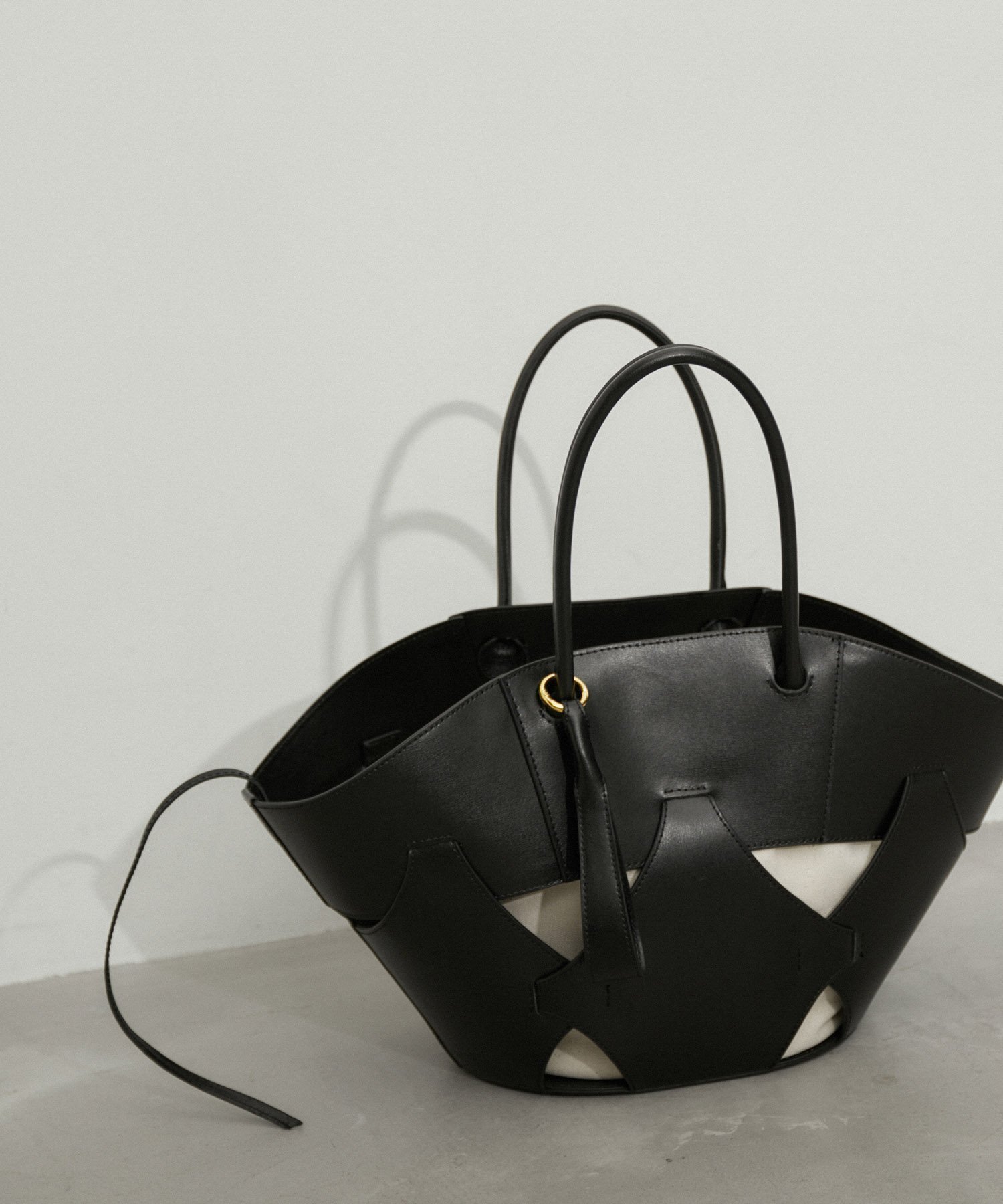 【アダム エ ロペ/ADAM ET ROPE'】のフォルムレザーバッグ 人気、トレンドファッション・服の通販 founy(ファニー) 　ファッション　Fashion　レディースファッション　Fashion for Women　バッグ　Bags　2024年　2024　2024春夏・S/S　Spring/Summer 2024 SS24　ショルダー　Shoulder, Shoulder Strap　ジャケット　Jacket, Outerwear　チャーム　Charm, Pendant　デニム　Denim, Jeans Material　バランス　Balance, Style Balance　フォルム　Silhouette, Form　フォーマル　Formal, Dressy　ポケット　Pocket, Pocket Detail　ポーチ　Pouch, Small Case　エレガント 上品　Elegant　夏　Summer　巾着　Drawstring Bag, Kinchaku　春　Spring　S/S・春夏　SS, Spring/Summer, Warm Season　財布　Wallet, Purse　 other-1|ID: prp329100004957168 ipo3291000000037196584