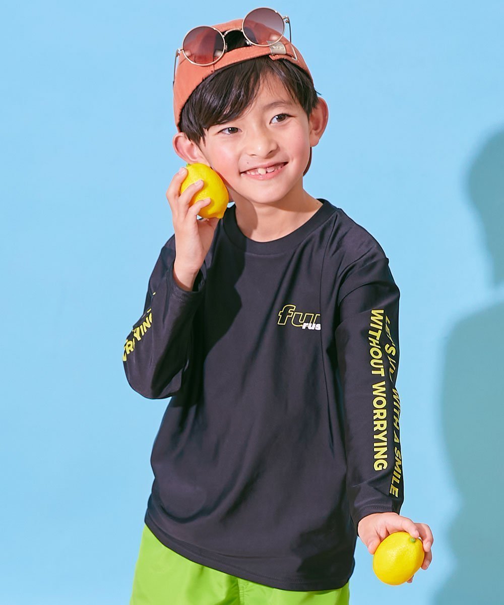 【デビロック/devirock / KIDS】のUVカット Tシャツ型 長袖ラッシュガード 子供服 キッズ 男の子 女の子 海 26SS インテリア・キッズ・メンズ・レディースファッション・服の通販 founy(ファウニー) 　ファッション　Fashion　キッズファッション　Fashion for Kids　ストレッチ　Stretch, Stretchy Fabric　長袖　Long Sleeve, Full Sleeve　フィット　Fit, Slim Fit　プリント　Print, Printed Pattern　2026年　2026　2026春夏・S/S　Spring/Summer 2026 SS26　011-袖ロゴ-ブラック|ID: prp329100004960748 ipo3291000000037333961