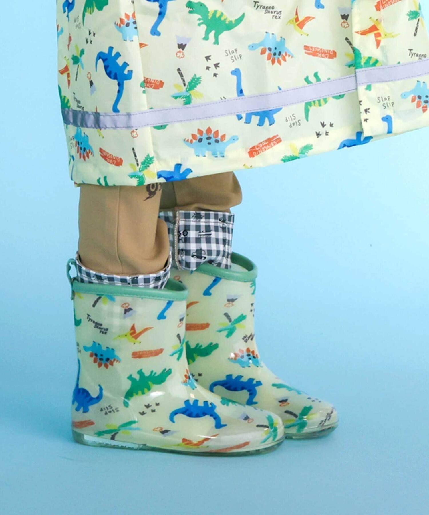 【ベベ オンライン ストア/BEBE ONLINE STORE / KIDS】の【お揃い】はたらくくるま花柄恐竜プリント総柄レインブーツ(13~18cm) インテリア・キッズ・メンズ・レディースファッション・服の通販 founy(ファニー) 　ファッション　Fashion　キッズファッション　Fashion for Kids　春　Spring　カラフル　Colorful Design　コレクション　Collection, Seasonal Line　傘　Umbrella, Parasol　ショート　Short, Short Length　パープル　Purple, Violet　フェミニン　Feminine, Girly　フレンチ　French, French Style　プリント　Print, Printed Pattern　モチーフ　Motif, Design Theme　リボン　Ribbon, Bow　ループ　Loop, Loop Knit　S/S・春夏　SS, Spring/Summer, Warm Season　夏　Summer　エレガント 上品　Elegant　2026年　2026　2026春夏・S/S　Spring/Summer 2026 SS26　グリーン系|ID: prp329100004960800 ipo3291000000037220314