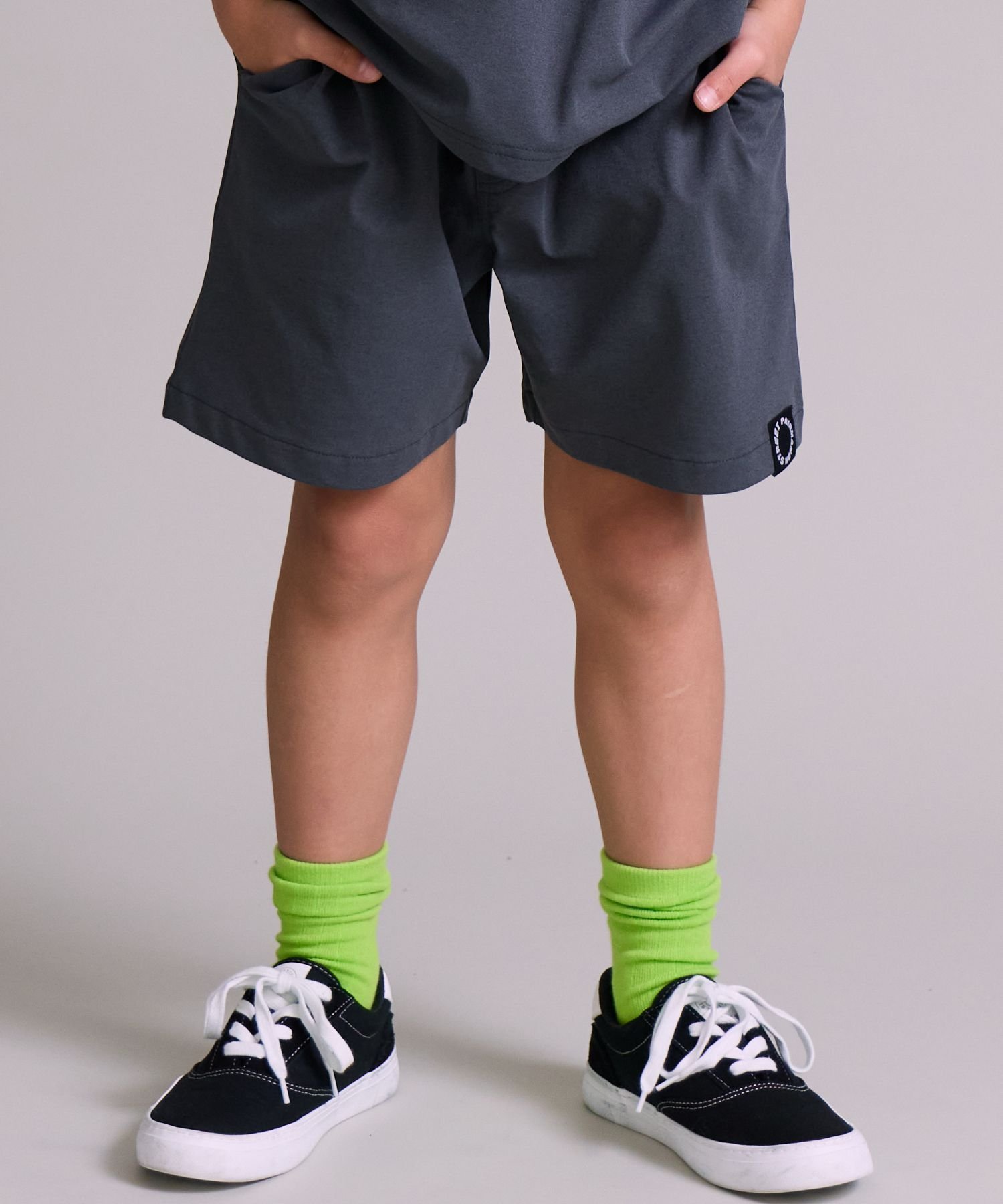 【ペアマノン/pairmanon / KIDS】の【マルチファンクション】吸水速乾 カラーショートパンツ【PAIRMANON STREET】 インテリア・キッズ・メンズ・レディースファッション・服の通販 founy(ファニー) 　ファッション　Fashion　キッズファッション　Fashion for Kids　ボトムス　Bottoms　吸水　Absorbent, Quick-Dry　ショート　Short, Short Length　シンプル　Simple, Minimal　ストレッチ　Stretch, Stretchy Fabric　セットアップ　Set-Up, Coordinated Outfit　定番　Standard, Basic Item　おすすめ　Recommended / Our Picks　チャコール12|ID: prp329100004960873 ipo3291000000037220654