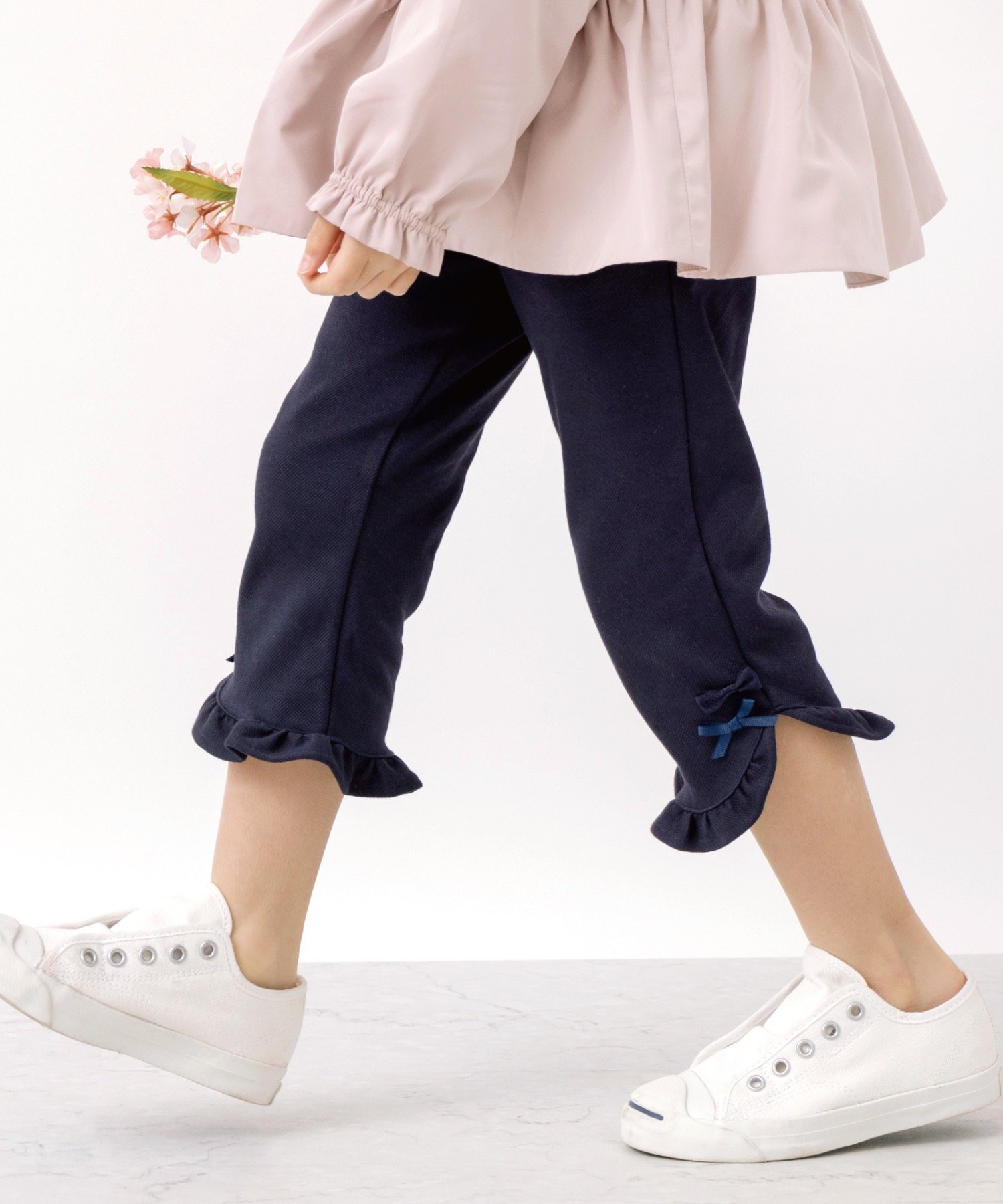 【パンパンテュテュ/panpantutu / KIDS】のフリルカプリパンツ インテリア・キッズ・メンズ・レディースファッション・服の通販 founy(ファニー) 　ファッション　Fashion　キッズファッション　Fashion for Kids　ボトムス　Bottoms　おすすめ　Recommended / Our Picks　フリル　Frill, Ruffle　ポケット　Pocket, Pocket Detail　リボン　Ribbon, Bow　夏　Summer　春　Spring　S/S・春夏　SS, Spring/Summer, Warm Season　インディゴ|ID: prp329100004961003 ipo3291000000037221307