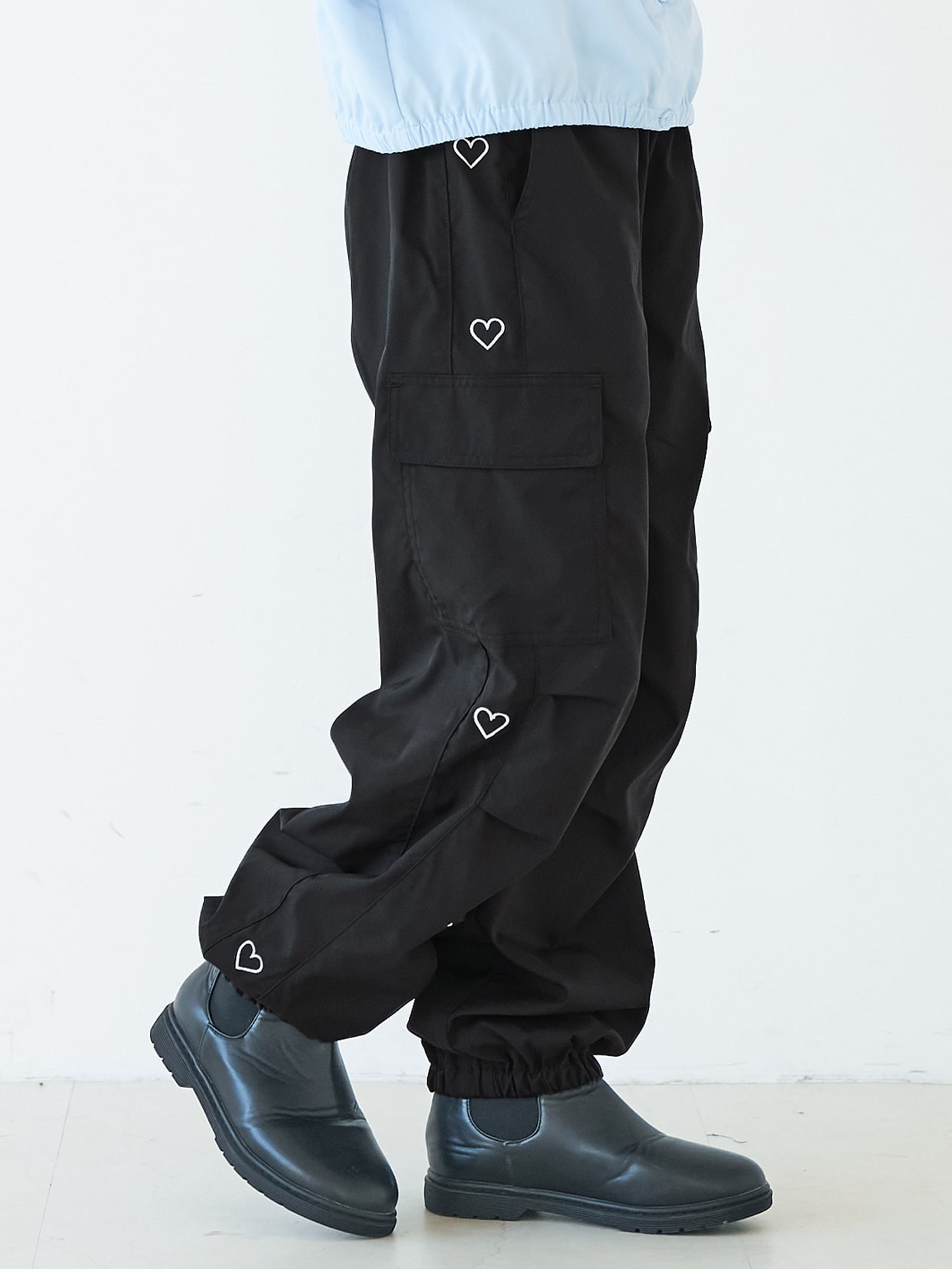 【コカ/coca / KIDS】のキッズ ハート刺繍ジョガーパンツ インテリア・キッズ・メンズ・レディースファッション・服の通販 founy(ファニー) 　ファッション　Fashion　キッズファッション　Fashion for Kids　ボトムス　Bottoms　カーゴパンツ　Cargo Pants, Utility Pants　ガーリー　Girly, Feminine Style　スウェット / スエット　Sweatshirt, Sweatwear　スニーカー　Sneakers, Trainers　ポケット　Pocket, Pocket Detail　ロング　Long, Long-Length　ワンポイント　One Point, Statement Accent　おすすめ　Recommended / Our Picks　2026年　2026　2026春夏・S/S　Spring/Summer 2026 SS26　Black|ID: prp329100004962175 ipo3291000000037227525