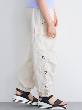 【コカ/coca / KIDS】のキッズ ハート刺繍ジョガーパンツ 大人の最旬トレンドファッション＆コーディネート founy(ファウニー) ファッション Fashion キッズファッション Fashion for Kids ボトムス Bottoms カーゴパンツ Cargo Pants, Utility Pants ガーリー Girly, Feminine Style スウェット / スエット Sweatshirt, Sweatwear スニーカー Sneakers, Trainers ポケット Pocket, Pocket Detail ロング Long, Long-Length ワンポイント One Point, Statement Accent おすすめ Recommended / Our Picks 2026年 2026 2026春夏・S/S Spring/Summer 2026 SS26 |ID:prp329100004962175