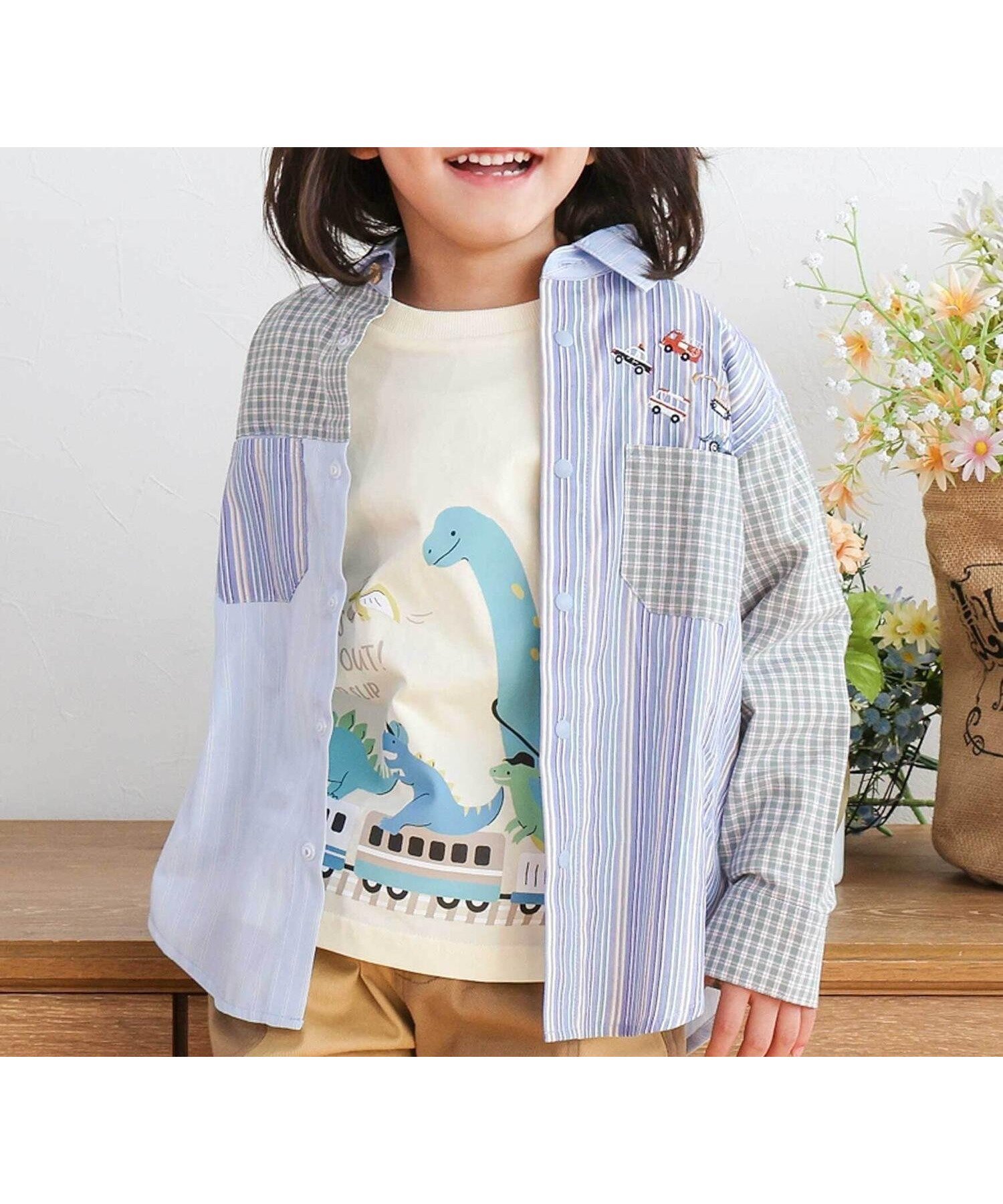 【ベベ オンライン ストア/BEBE ONLINE STORE / KIDS】のはたらくくるま刺しゅう胸ポケット切り替えデザインシャツ(80~130cm) インテリア・キッズ・メンズ・レディースファッション・服の通販 founy(ファニー) 　ファッション　Fashion　キッズファッション　Fashion for Kids　春　Spring　コレクション　Collection, Seasonal Line　シフォン　Chiffon, Lightweight Fabric　ストライプ　Stripe, Striped Pattern　チェック　Check, Plaid, Tartan　デニム　Denim, Jeans Material　人気　Popular, Best Seller　フレンチ　French, French Style　フロント　Front, Front Design　プリント　Print, Printed Pattern　ポケット　Pocket, Pocket Detail　羽織　Haori, Light Jacket　レース　Lace, Lace Fabric　冬　Winter / This Winter　S/S・春夏　SS, Spring/Summer, Warm Season　夏　Summer　エレガント 上品　Elegant　2026年　2026　2026春夏・S/S　Spring/Summer 2026 SS26　グリーン系|ID: prp329100004962206 ipo3291000000037227717