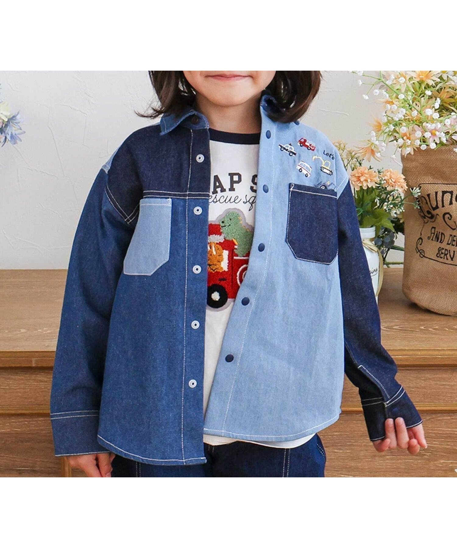 【ベベ オンライン ストア/BEBE ONLINE STORE / KIDS】のはたらくくるま刺しゅう胸ポケット切り替えデザインシャツ(80~130cm) インテリア・キッズ・メンズ・レディースファッション・服の通販 founy(ファニー) 　ファッション　Fashion　キッズファッション　Fashion for Kids　春　Spring　コレクション　Collection, Seasonal Line　シフォン　Chiffon, Lightweight Fabric　ストライプ　Stripe, Striped Pattern　チェック　Check, Plaid, Tartan　デニム　Denim, Jeans Material　人気　Popular, Best Seller　フレンチ　French, French Style　フロント　Front, Front Design　プリント　Print, Printed Pattern　ポケット　Pocket, Pocket Detail　羽織　Haori, Light Jacket　レース　Lace, Lace Fabric　冬　Winter / This Winter　S/S・春夏　SS, Spring/Summer, Warm Season　夏　Summer　エレガント 上品　Elegant　2026年　2026　2026春夏・S/S　Spring/Summer 2026 SS26　ネイビー系|ID: prp329100004962206 ipo3291000000037227718