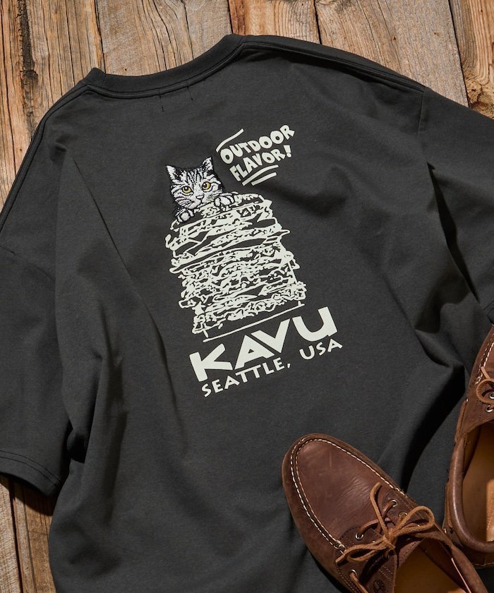 【フリークスストア/FREAK'S STORE】のKAVU×FREAK S STORE/カブ- 別注 ビッグシルエット バックデザイン刺繍 クルーネック Tシャツ / Burger Cat【限定展開】 インテリア・キッズ・メンズ・レディースファッション・服の通販 founy(ファニー) 　ファッション　Fashion　レディースファッション　Fashion for Women　トップス・カットソー　Cut & Sew Tops　シャツ・ブラウス・オフィスカジュアル　Elegant Blouses & Button-Ups　ロングTシャツ・Tシャツ　Longline T-Shirts & Tees　バッグ　Bags　アウトドア　Outdoor Clothing　カーゴパンツ　Cargo Pants, Utility Pants　ショーツ　Shorts, Short Pants　シンプル　Simple, Minimal　デニム　Denim, Jeans Material　トレンド　Trend, Trending Now　定番　Standard, Basic Item　ネコ　Cat, Feline Motif　人気　Popular, Best Seller　ビッグ　Big, Oversized　フロント　Front, Front Design　プリント　Print, Printed Pattern　ボトム　Bottoms, Lower Wear　別注　Limited Edition, Custom Order　ワイド　Wide, Wide Fit　ワンポイント　One Point, Statement Accent　S/S・春夏　SS, Spring/Summer, Warm Season　おすすめ　Recommended / Our Picks　夏　Summer　2026年　2026　2026春夏・S/S　Spring/Summer 2026 SS26　スミクロ|ID: prp329100004962526 ipo3291000000037229445