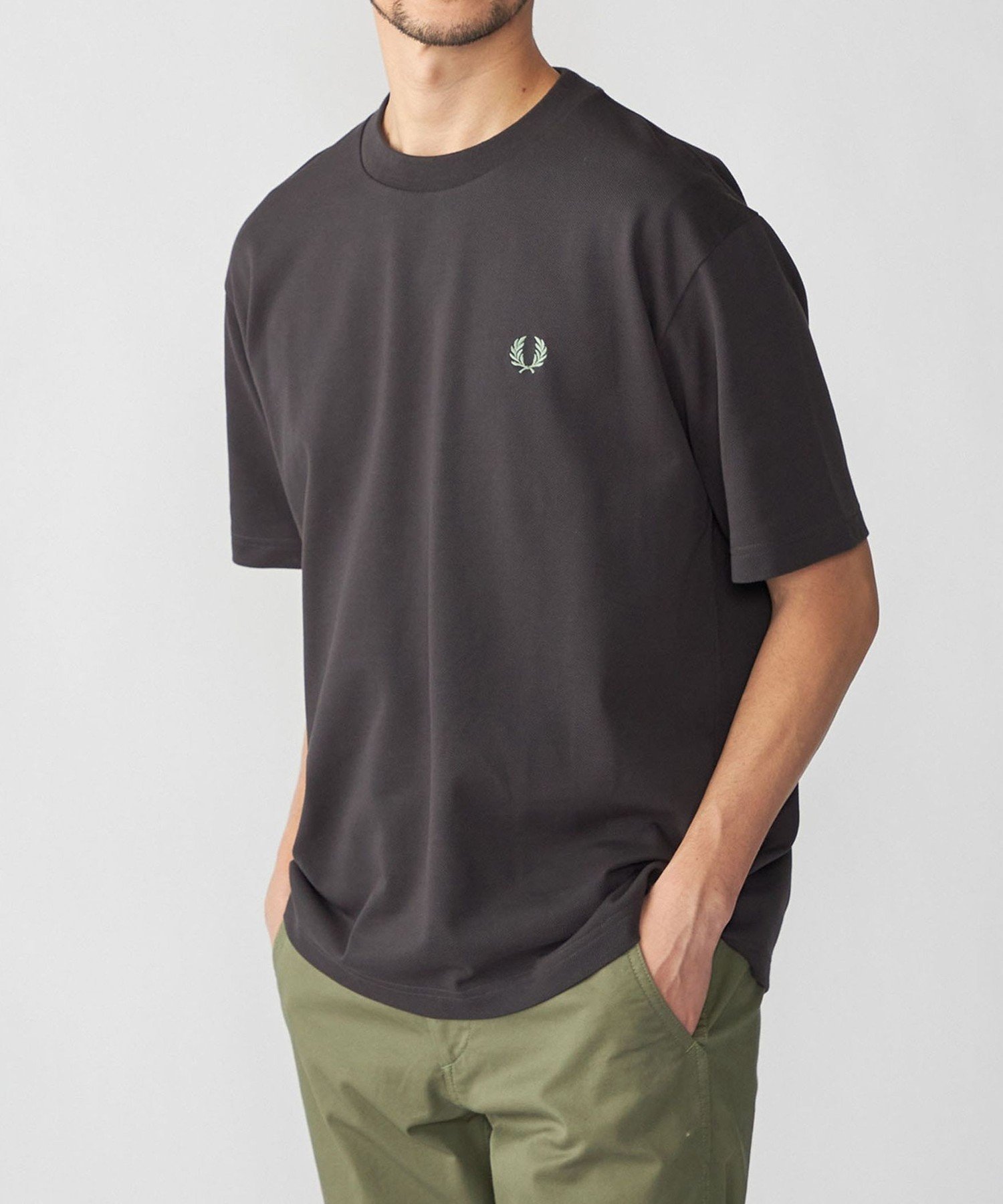 【シップス/SHIPS / MEN】の【SHIPS別注】FRED PERRY ワンポイントロゴ ピケ Tシャツ 26SS インテリア・キッズ・メンズ・レディースファッション・服の通販 founy(ファニー) 　ファッション　Fashion　メンズファッション　Fashion for Men　インナー　Innerwear　春　Spring　今季　This Season, Current Season　吸水　Absorbent, Quick-Dry　鹿の子　Piqué, Kanoko Fabric　スタイリッシュ　Stylish, Fashionable　ベスト　Vest, Waistcoat　ポロシャツ　Polo Shirt, Collared Tee　別注　Limited Edition, Custom Order　ミックス　Mix, Mixed Style　ロンドン　London Style, British Inspired　ワンポイント　One Point, Statement Accent　S/S・春夏　SS, Spring/Summer, Warm Season　夏　Summer　エレガント 上品　Elegant　2026年　2026　2026春夏・S/S　Spring/Summer 2026 SS26　ダークグレー|ID: prp329100004962601 ipo3291000000037229779