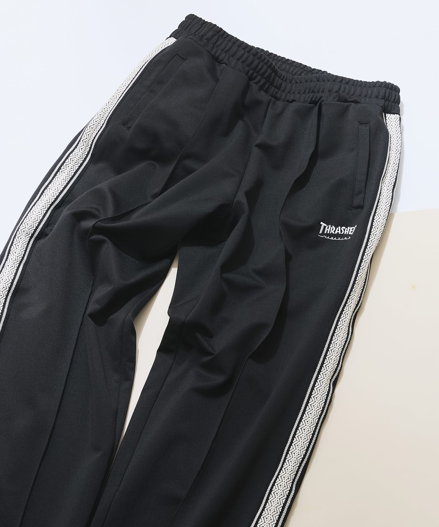 【ジーンズメイト/JEANS MATE / MEN】のTHRASHER/テープツカイライン トラックパンツ インテリア・キッズ・メンズ・レディースファッション・服の通販 founy(ファニー) 　ファッション　Fashion　メンズファッション　Fashion for Men　ボトムス　Bottoms　クール　Cool, Chic　シンプル　Simple, Minimal　ワイド　Wide, Wide Fit　ワンポイント　One Point, Statement Accent　ブラック|ID: prp329100004962807 ipo3291000000037230757