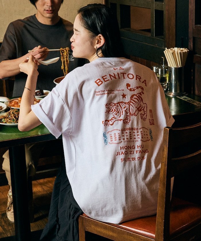 【フリークスストア/FREAK'S STORE】の限定展開 紅虎餃子房×FREAK S STORE 別注 ビッグシルエット バックプリント クルーネックTシャツ インテリア・キッズ・メンズ・レディースファッション・服の通販 founy(ファニー) 　ファッション　Fashion　レディースファッション　Fashion for Women　トップス・カットソー　Cut & Sew Tops　シャツ・ブラウス・オフィスカジュアル　Elegant Blouses & Button-Ups　ロングTシャツ・Tシャツ　Longline T-Shirts & Tees　バッグ　Bags　インナー　Innerwear　カーゴパンツ　Cargo Pants, Utility Pants　グラフィック　Graphic, Graphic Design　ショーツ　Shorts, Short Pants　シンプル　Simple, Minimal　チェーン　Chain, Chain Strap　デニム　Denim, Jeans Material　トレンド　Trend, Trending Now　定番　Standard, Basic Item　人気　Popular, Best Seller　ビッグ　Big, Oversized　フロント　Front, Front Design　プリント　Print, Printed Pattern　ボトム　Bottoms, Lower Wear　別注　Limited Edition, Custom Order　リラックス　Relax, Relaxed Fit　ワイド　Wide, Wide Fit　ワンポイント　One Point, Statement Accent　S/S・春夏　SS, Spring/Summer, Warm Season　おすすめ　Recommended / Our Picks　夏　Summer　2026年　2026　2026春夏・S/S　Spring/Summer 2026 SS26　ホワイト|ID: prp329100004962844 ipo3291000000037230914