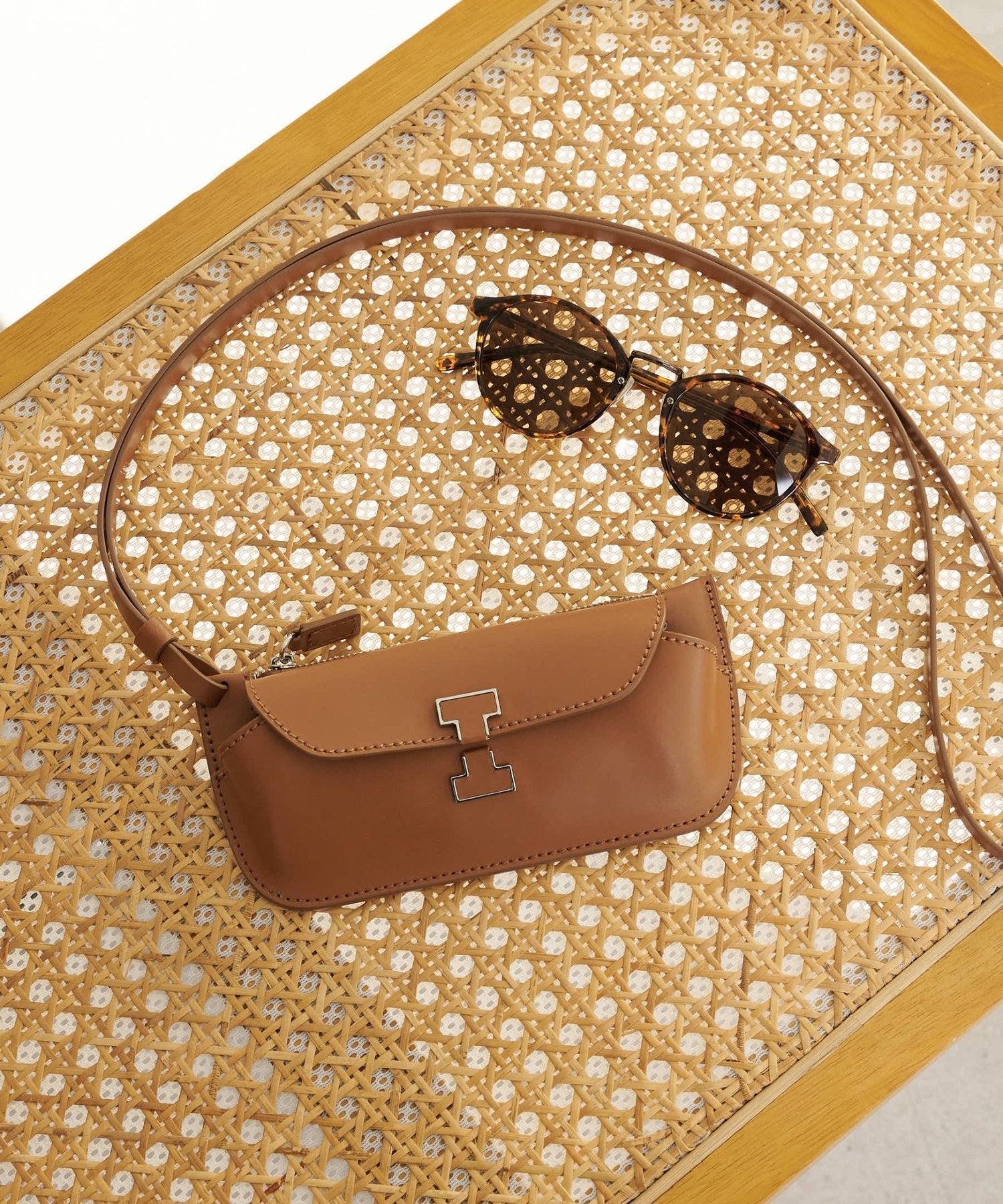 【その他のブランド/Other】のアバ アイウェアケース RUGA インテリア・キッズ・メンズ・レディースファッション・服の通販 founy(ファニー) 　ファッション　Fashion　メンズファッション　Fashion for Men　アクセサリー　Fashion Accessories　サングラス　Sunglasses, Shades　ショルダー　Shoulder, Shoulder Strap　シンプル　Simple, Minimal　チャーム　Charm, Pendant　トラベル　Travel, Travel Gear　なめらか　Smooth, Silky Texture　人気　Popular, Best Seller　ポケット　Pocket, Pocket Detail　メガネ　Glasses, Eyewear　メタル　Metal, Metal Parts　ワンポイント　One Point, Statement Accent　おすすめ　Recommended / Our Picks　旅行　Travel　エレガント 上品　Elegant　2026年　2026　2026春夏・S/S　Spring/Summer 2026 SS26　キャメル|ID: prp329100004962864 ipo3291000000037231017