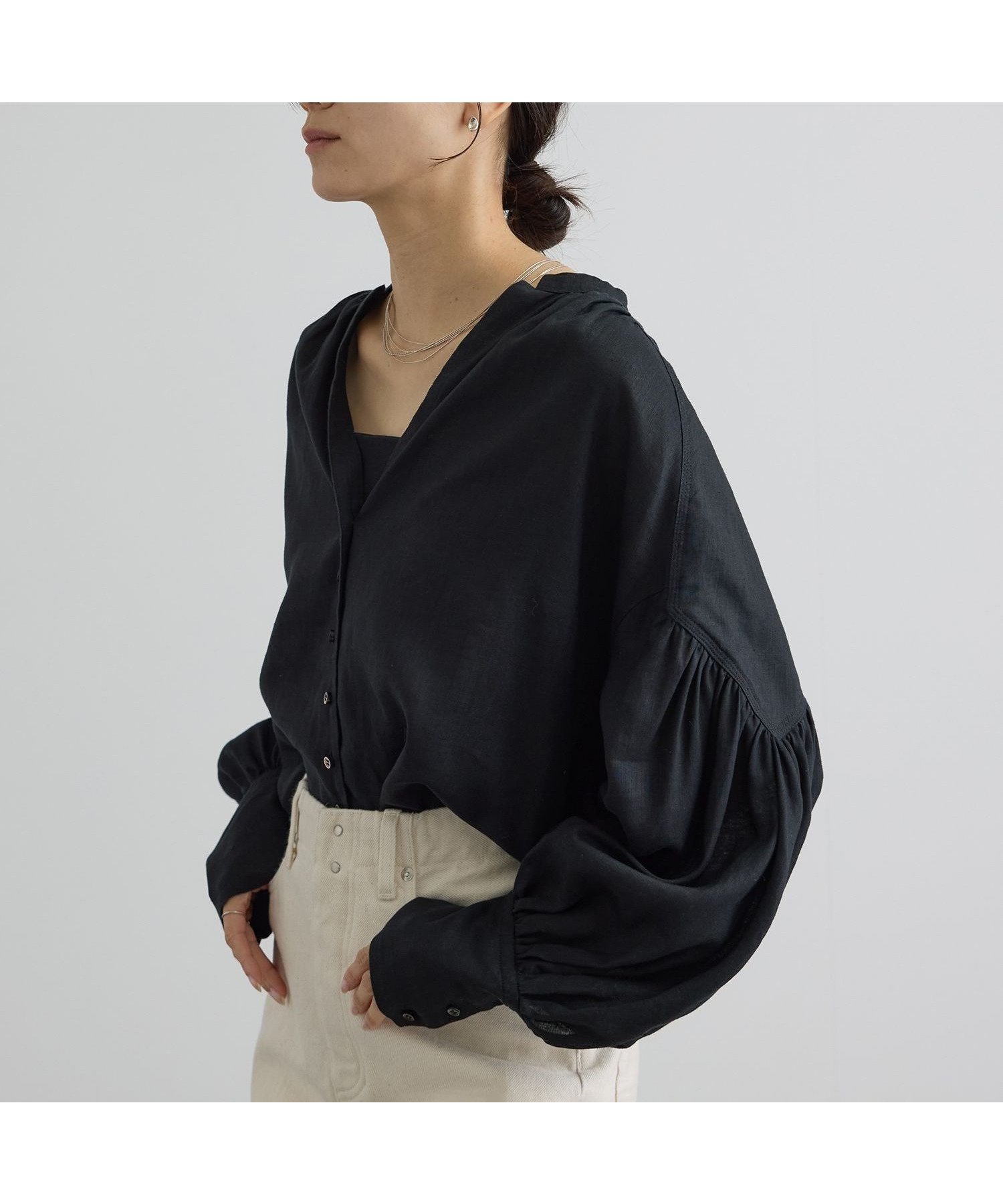 【サロン アダム エ ロペ/SALON adam et rope'】のリネンスキッパーギャザーブラウス / GENTLE LINEN インテリア・キッズ・メンズ・レディースファッション・服の通販 founy(ファニー) 　ファッション　Fashion　レディースファッション　Fashion for Women　トップス・カットソー　Cut & Sew Tops　シャツ・ブラウス・オフィスカジュアル　Elegant Blouses & Button-Ups　洗える　Machine Washable　ギャザー　Gathered, Ruffled　クロップド　Cropped, Short Length　スキッパー　Skipper, Open Collar　スリーブ　Sleeve, Long Sleeve / Short Sleeve　デニム　Denim, Jeans Material　フェミニン　Feminine, Girly　フレンチ　French, French Style　フロント　Front, Front Design　羽織　Haori, Light Jacket　リネン　Linen, Linen Fabric　おすすめ　Recommended / Our Picks　夏　Summer　エレガント 上品　Elegant　ブラック(01)|ID: prp329100004962923 ipo3291000000037231340