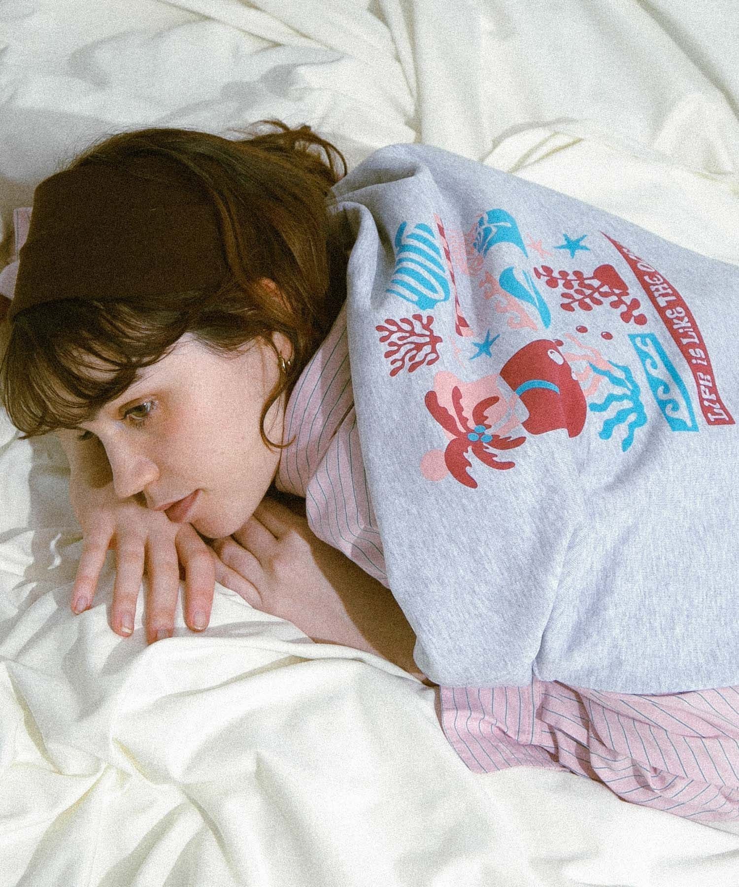 【サニーレーベル/Sonny Label / URBAN RESEARCH】のTOYAMEGコラボアートプリントスウェット インテリア・キッズ・メンズ・レディースファッション・服の通販 founy(ファニー) 　ファッション　Fashion　レディースファッション　Fashion for Women　トップス・カットソー　Cut & Sew Tops　レディースパーカー・カジュアルフーディー　Casual Hoodies & Sweatshirts　スウェット・クルーネックトップス　Sweatshirts & Crewnecks / Relaxed Fit Sweat Tops　イラスト　Illustration　春　Spring　カットソー　Cut and Sewn Top　グラフィック　Graphic, Graphic Design　スカーフ　Scarf, Neckwear　ニューヨーク　New York, NYC Style　ビーチ　Beach, Seaside　プリント　Print, Printed Pattern　ボトム　Bottoms, Lower Wear　モチーフ　Motif, Design Theme　リラックス　Relax, Relaxed Fit　S/S・春夏　SS, Spring/Summer, Warm Season　おすすめ　Recommended / Our Picks　夏　Summer　2026年　2026　2026春夏・S/S　Spring/Summer 2026 SS26　グレー|ID: prp329100004962926 ipo3291000000037231362