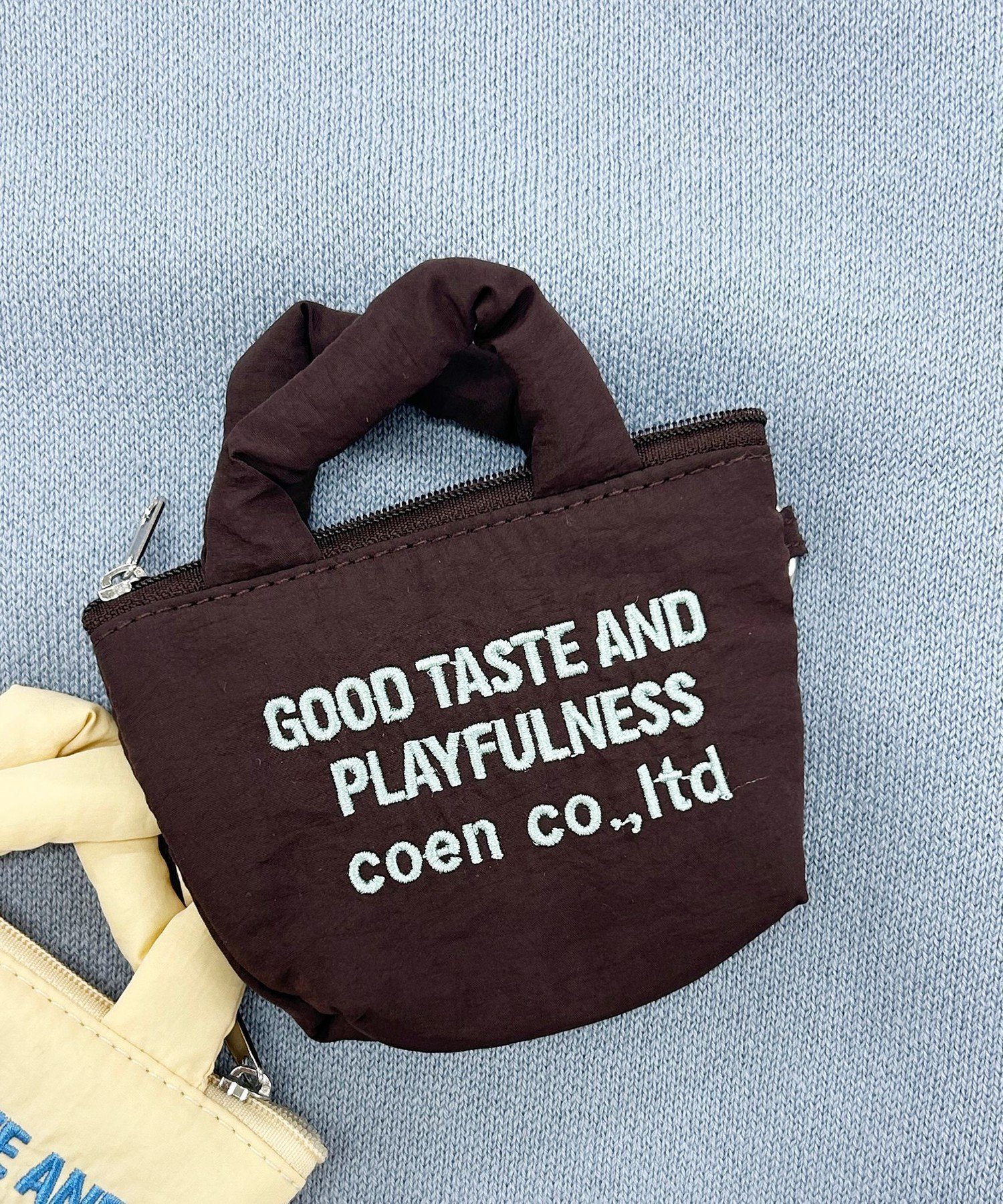 【コーエン/COEN】の【再入荷・新色登場】ロゴ刺繍ミニポーチキーホルダー インテリア・キッズ・メンズ・レディースファッション・服の通販 founy(ファニー) 　ファッション　Fashion　レディースファッション　Fashion for Women　ポーチ&ミニバッグ　Pouches & Mini Bags　イエロー　Yellow　オレンジ　Orange　キルト　Quilt, Quilted Fabric　キーホルダー　Keychain, Key Holder　シルバー　Silver, Metallic Silver　人気　Popular, Best Seller　フォルム　Silhouette, Form　ポケット　Pocket, Pocket Detail　ポーチ　Pouch, Small Case　リップ　Lip, Lip Motif　再入荷　Restock / Back in Stock　おすすめ　Recommended / Our Picks　DK.BROWN|ID: prp329100004962979 ipo3291000000037231583