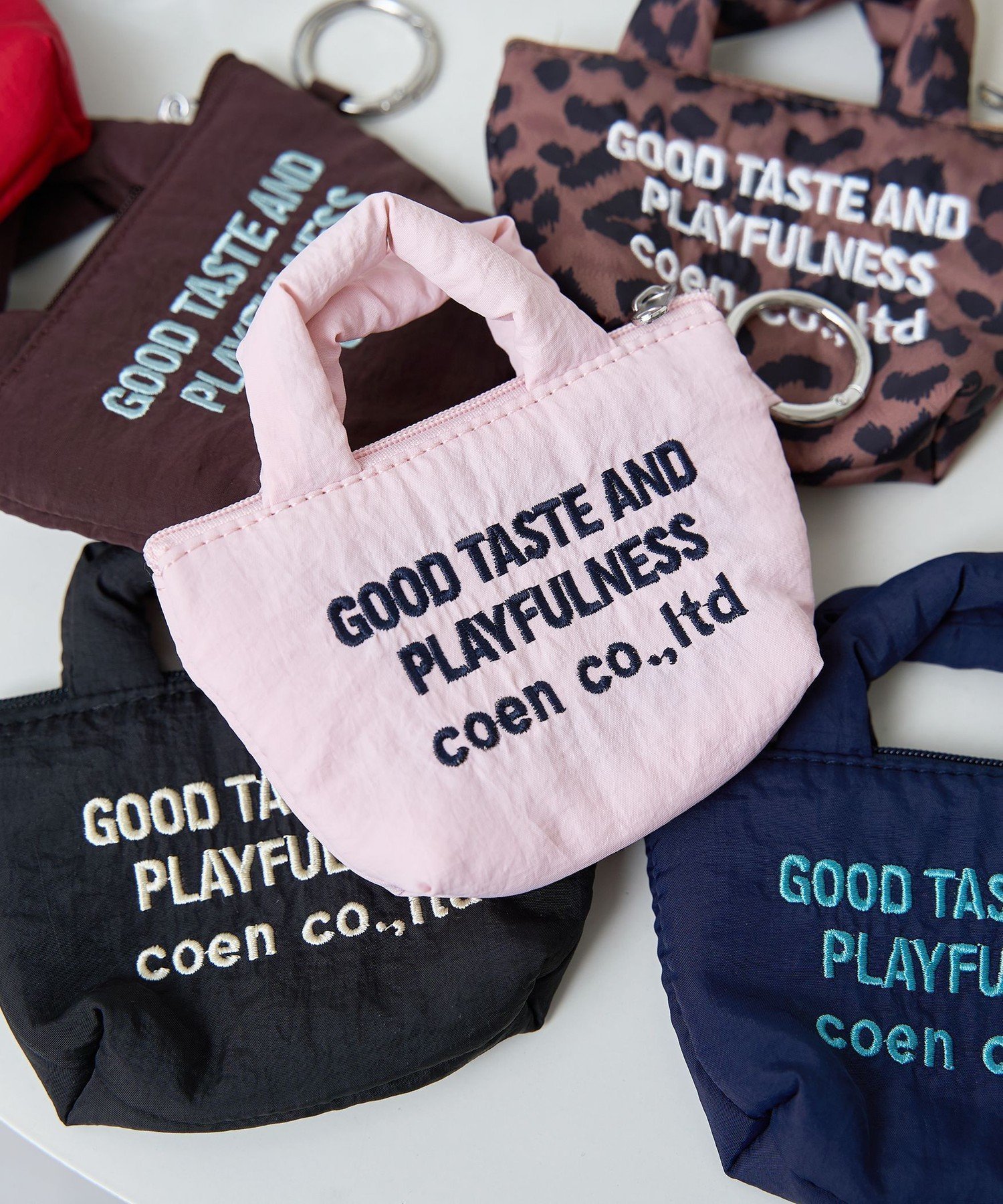 【コーエン/COEN】の【再入荷・新色登場】ロゴ刺繍ミニポーチキーホルダー インテリア・キッズ・メンズ・レディースファッション・服の通販 founy(ファニー) 　ファッション　Fashion　レディースファッション　Fashion for Women　ポーチ&ミニバッグ　Pouches & Mini Bags　イエロー　Yellow　オレンジ　Orange　キルト　Quilt, Quilted Fabric　キーホルダー　Keychain, Key Holder　シルバー　Silver, Metallic Silver　人気　Popular, Best Seller　フォルム　Silhouette, Form　ポケット　Pocket, Pocket Detail　ポーチ　Pouch, Small Case　リップ　Lip, Lip Motif　再入荷　Restock / Back in Stock　おすすめ　Recommended / Our Picks　LT.PINK|ID: prp329100004962979 ipo3291000000037231584