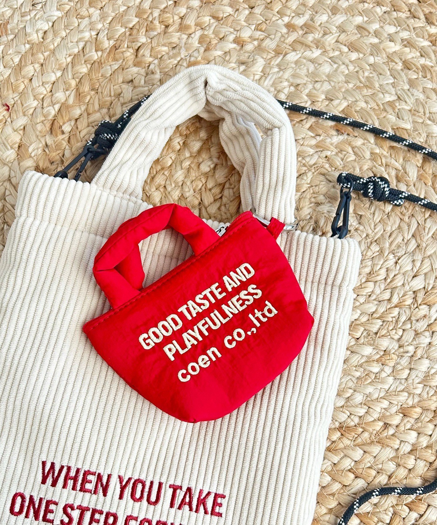 【コーエン/COEN】の【再入荷・新色登場】ロゴ刺繍ミニポーチキーホルダー インテリア・キッズ・メンズ・レディースファッション・服の通販 founy(ファニー) 　ファッション　Fashion　レディースファッション　Fashion for Women　ポーチ&ミニバッグ　Pouches & Mini Bags　イエロー　Yellow　オレンジ　Orange　キルト　Quilt, Quilted Fabric　キーホルダー　Keychain, Key Holder　シルバー　Silver, Metallic Silver　人気　Popular, Best Seller　フォルム　Silhouette, Form　ポケット　Pocket, Pocket Detail　ポーチ　Pouch, Small Case　リップ　Lip, Lip Motif　再入荷　Restock / Back in Stock　おすすめ　Recommended / Our Picks　RED|ID: prp329100004962979 ipo3291000000037231586
