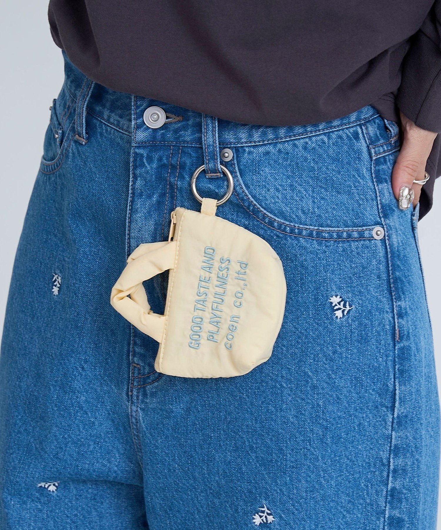 【コーエン/COEN】の【再入荷・新色登場】ロゴ刺繍ミニポーチキーホルダー インテリア・キッズ・メンズ・レディースファッション・服の通販 founy(ファニー) 　ファッション　Fashion　レディースファッション　Fashion for Women　ポーチ&ミニバッグ　Pouches & Mini Bags　イエロー　Yellow　オレンジ　Orange　キルト　Quilt, Quilted Fabric　キーホルダー　Keychain, Key Holder　シルバー　Silver, Metallic Silver　人気　Popular, Best Seller　フォルム　Silhouette, Form　ポケット　Pocket, Pocket Detail　ポーチ　Pouch, Small Case　リップ　Lip, Lip Motif　再入荷　Restock / Back in Stock　おすすめ　Recommended / Our Picks　その他6|ID: prp329100004962979 ipo3291000000037231596
