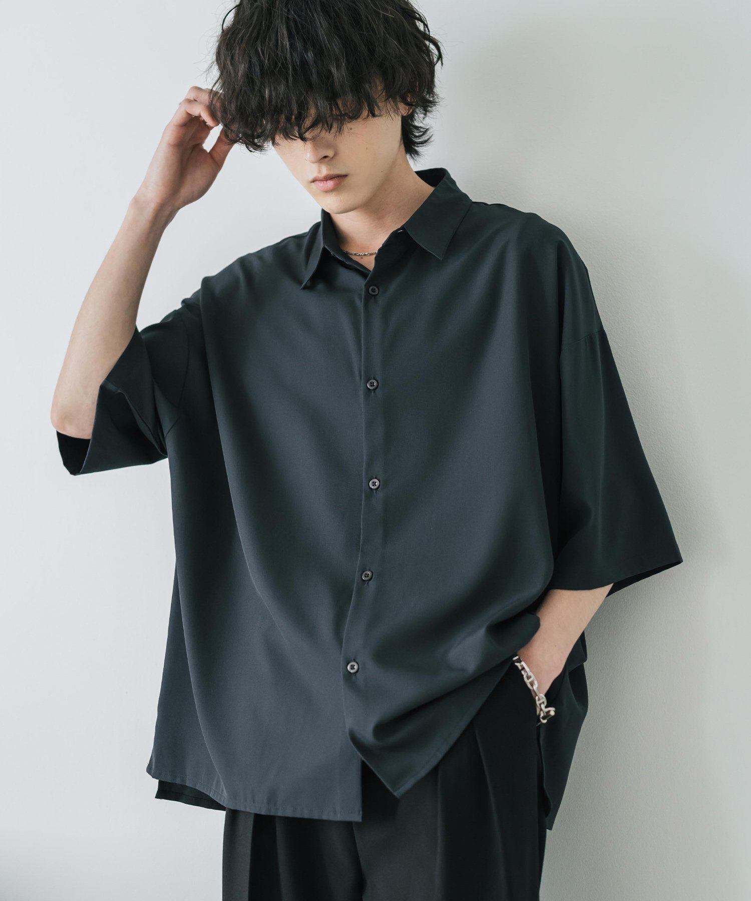 【ロッキーモンロー/Rocky Monroe】の新色追加 接触冷感 とろみビッグシルエット半袖シャツ インテリア・キッズ・メンズ・レディースファッション・服の通販 founy(ファニー) 　ファッション　Fashion　レディースファッション　Fashion for Women　トップス・カットソー　Cut & Sew Tops　シャツ・ブラウス・オフィスカジュアル　Elegant Blouses & Button-Ups　インナー　Innerwear　シルク　Silk, 100% Silk　シンプル　Simple, Minimal　ストレッチ　Stretch, Stretchy Fabric　スリット　Slit, Slit Detail　とろみ　Fluid, Flowy Fabric　ドレープ　Drape, Draping Fabric　定番　Standard, Basic Item　ノースリーブ　Sleeveless, No-Sleeve　バランス　Balance, Style Balance　ビッグ　Big, Oversized　ベーシック　Basic, Essential　半袖　Short Sleeve, Half Sleeve　リラックス　Relax, Relaxed Fit　レギュラー　Regular, Standard Fit　ワイド　Wide, Wide Fit　S/S・春夏　SS, Spring/Summer, Warm Season　再入荷　Restock / Back in Stock　おすすめ　Recommended / Our Picks　夏　Summer　2026年　2026　2026春夏・S/S　Spring/Summer 2026 SS26　チャコール|ID: prp329100004963060 ipo3291000000037231966