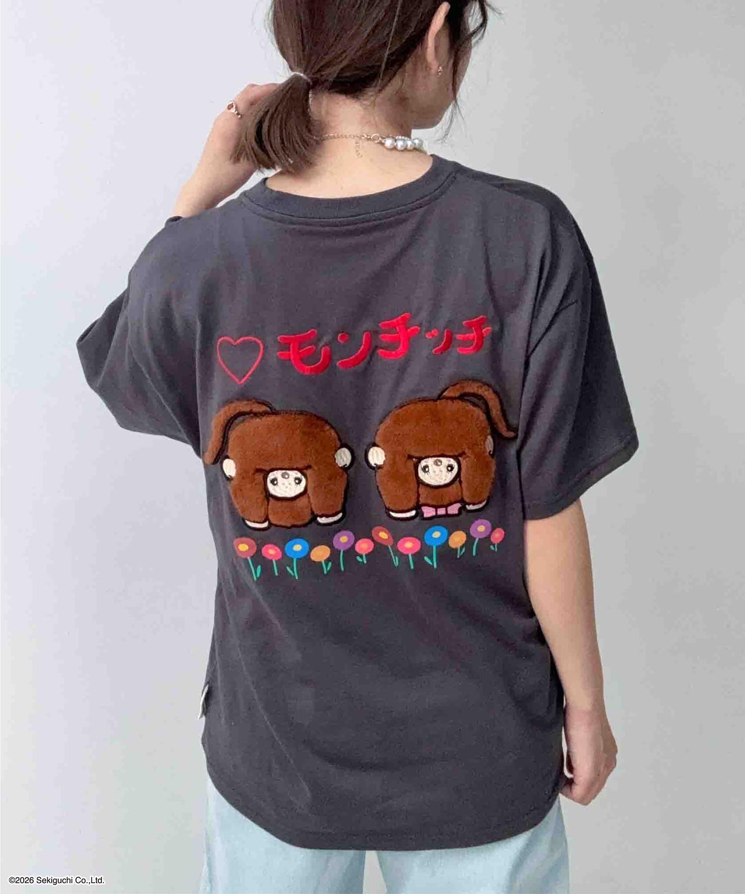 【アズノウアズ プラス/AS KNOW AS plus】の◯アクリルキーホルダー付き モンチッチ半袖Tシャツ【 Monchhichi 】 インテリア・キッズ・メンズ・レディースファッション・服の通販 founy(ファニー) 　ファッション　Fashion　レディースファッション　Fashion for Women　トップス・カットソー　Cut & Sew Tops　シャツ・ブラウス・オフィスカジュアル　Elegant Blouses & Button-Ups　ロングTシャツ・Tシャツ　Longline T-Shirts & Tees　アクリル　Acrylic Material　キーホルダー　Keychain, Key Holder　シンプル　Simple, Minimal　フロント　Front, Front Design　半袖　Short Sleeve, Half Sleeve　再入荷　Restock / Back in Stock　おすすめ　Recommended / Our Picks　CHオシリ|ID: prp329100004963094 ipo3291000000037232186