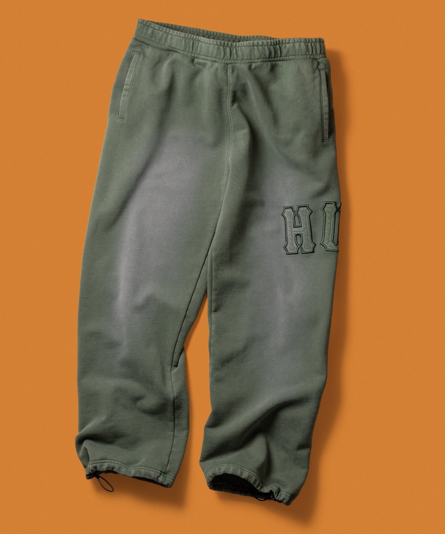 【ハフ/HUF / MEN】のARCH WIDE FLEECE PANT / HUF ハフ スウェットパンツ インテリア・キッズ・メンズ・レディースファッション・服の通販 founy(ファニー) 　ファッション　Fashion　メンズファッション　Fashion for Men　ボトムス　Bottoms　グラフィック　Graphic, Graphic Design　シンプル　Simple, Minimal　スピンドル　Spindle, Drawcord　ドローコード　Drawcord, Drawstring Cord　定番　Standard, Basic Item　パッチ　Patch, Appliqué　プリーツ　Pleats, Pleated　ベスト　Vest, Waistcoat　ポケット　Pocket, Pocket Detail　リバーシブル　Reversible, Two-Sided　ワイド　Wide, Wide Fit　ワーク　Workwear, Utility Style　DARK OLIVE|ID: prp329100004963187 ipo3291000000037232552