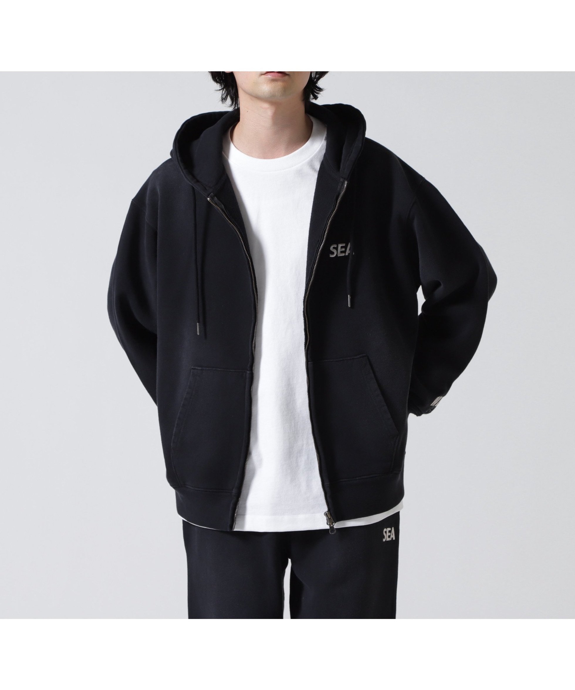【ビーセカンド/B'2nd / MEN】のWIND AND SEA(ウィンダンシー)SULFUR DYEING LOGO ZIP SWEATSHIRT インテリア・キッズ・メンズ・レディースファッション・服の通販 founy(ファニー) 　ファッション　Fashion　メンズファッション　Fashion for Men　トップス・カットソー　Cut & Sew Tops　パーカー・フーディー / カジュアルコーデ　Hoodies & Parkas　メンズシャツ　Shirts　軽量　Lightweight, Ultra Light　シンプル　Simple, Minimal　スタイリッシュ　Stylish, Fashionable　ストレッチ　Stretch, Stretchy Fabric　スニーカー　Sneakers, Trainers　スマート　Smart, Elegant　スラックス　Slacks, Dress Pants　セットアップ　Set-Up, Coordinated Outfit　ダブル　Double, Double-Breasted　デニム　Denim, Jeans Material　パターン　Pattern, Design Print　フェイス　Face, Facial Design　フォルム　Silhouette, Form　ボンディング　Bonding, Bonded Fabric　リラックス　Relax, Relaxed Fit　ワーク　Workwear, Utility Style　おすすめ　Recommended / Our Picks　エレガント 上品　Elegant　2026年　2026　2026春夏・S/S　Spring/Summer 2026 SS26　ブラック|ID: prp329100004963202 ipo3291000000037232614