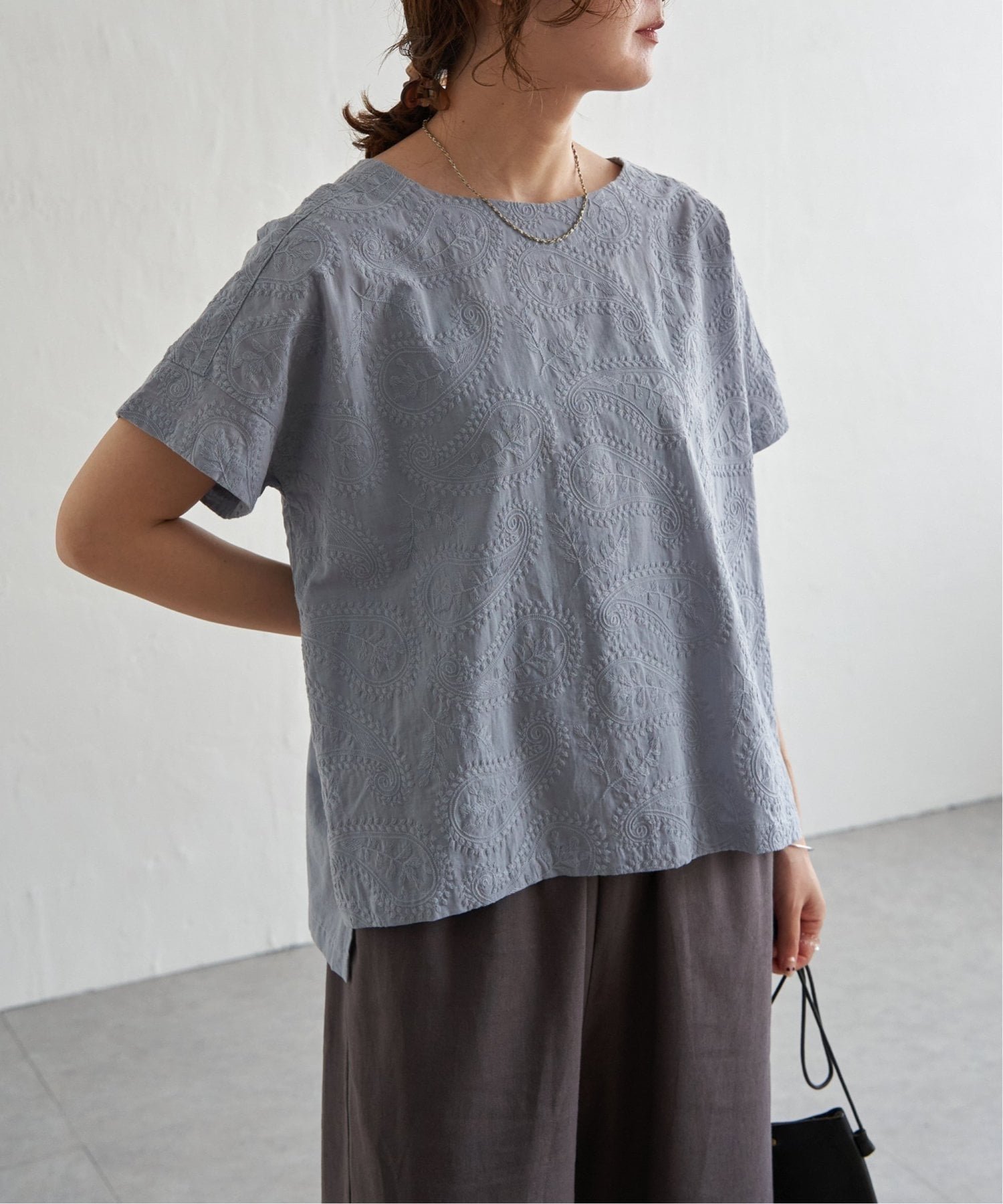 【エルビーシー/LBC】のペイズリーシシュウブラウス インテリア・キッズ・メンズ・レディースファッション・服の通販 founy(ファウニー) 　ファッション　Fashion　レディースファッション　Fashion for Women　トップス・カットソー　Cut & Sew Tops　シャツ・ブラウス・オフィスカジュアル　Elegant Blouses & Button-Ups　バランス　Balance, Style Balance　ペイズリー　Paisley, Ethnic Pattern　ボトム　Bottoms, Lower Wear　エレガント 上品　Elegant　人気　Popular, Best Seller　半袖　Short Sleeve, Half Sleeve　夏　Summer　定番　Standard, Basic Item　無地　Plain, Solid Color　グレー|ID: prp329100004963883 ipo3291000000037247339
