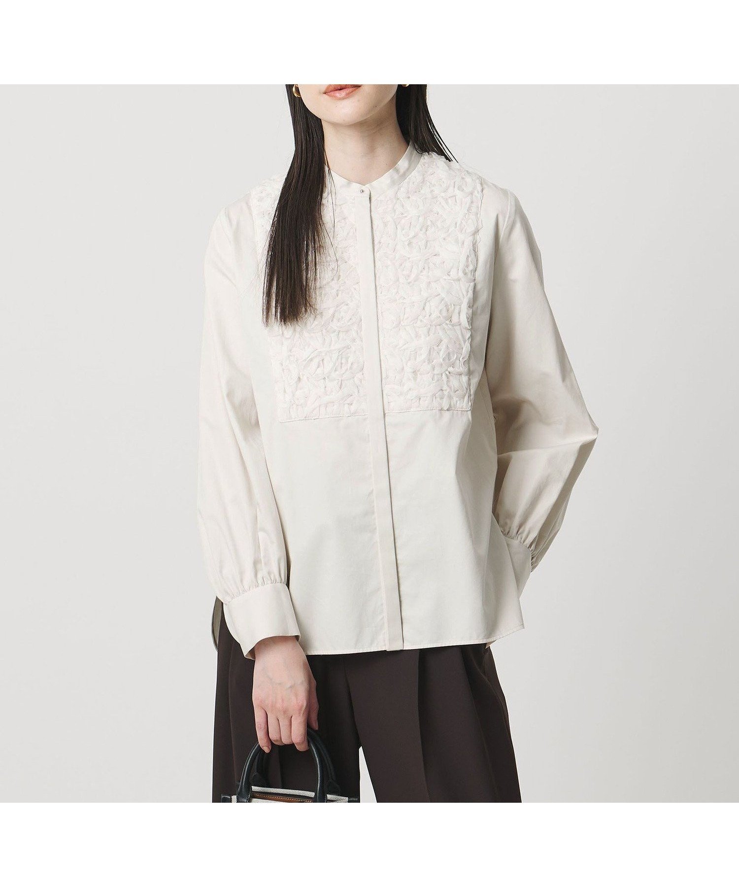 【ユナイテッドアローズ/UNITED ARROWS】のサテン エンブロイダリーフラワー シャツ ブラウス 大人の最旬トレンドファッション＆コーディネート founy(ファウニー) 　ファッション　Fashion　レディースファッション　Fashion for Women　トップス・カットソー　Cut & Sew Tops　シャツ・ブラウス・オフィスカジュアル　Elegant Blouses & Button-Ups　おすすめ　Recommended / Our Picks　インナー　Innerwear　オーガンジー　Organza Fabric　サテン　Satin, Glossy Fabric　ジャケット　Jacket, Outerwear　ドレープ　Drape, Draping Fabric　バイアス　Bias, Diagonal Cut　ヨーク　Yoke, Yoke Design　ワイド　Wide, Wide Fit　 other-1|ID: prp329100004967660 ipo3291000000037260457