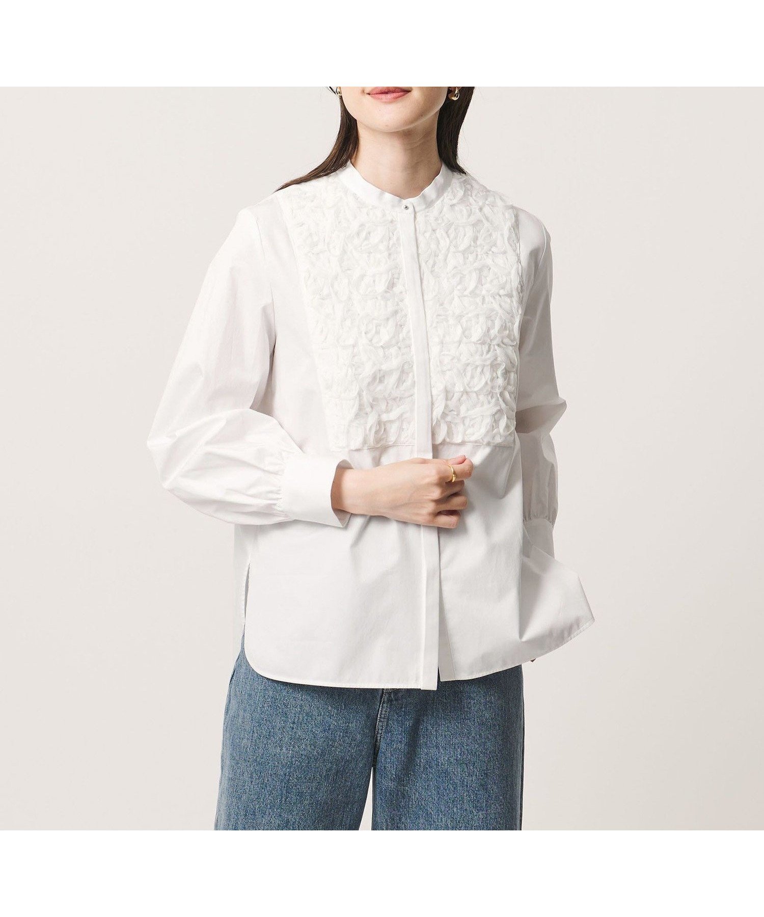 【ユナイテッドアローズ/UNITED ARROWS】のサテン エンブロイダリーフラワー シャツ ブラウス インテリア・キッズ・メンズ・レディースファッション・服の通販 founy(ファニー) 　ファッション　Fashion　レディースファッション　Fashion for Women　トップス・カットソー　Cut & Sew Tops　シャツ・ブラウス・オフィスカジュアル　Elegant Blouses & Button-Ups　おすすめ　Recommended / Our Picks　インナー　Innerwear　オーガンジー　Organza Fabric　サテン　Satin, Glossy Fabric　ジャケット　Jacket, Outerwear　ドレープ　Drape, Draping Fabric　バイアス　Bias, Diagonal Cut　ヨーク　Yoke, Yoke Design　ワイド　Wide, Wide Fit　WHITE|ID: prp329100004967660 ipo3291000000037260461