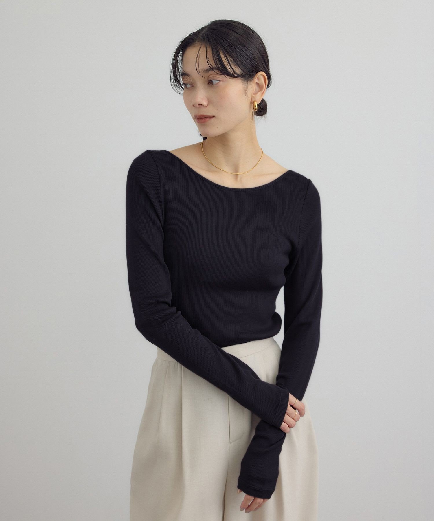 【サロン アダム エ ロペ/SALON adam et rope'】のHug Silkラウンドネックプルオーバー 3 / 新色追加 インテリア・キッズ・メンズ・レディースファッション・服の通販 founy(ファウニー) 　ファッション　Fashion　レディースファッション　Fashion for Women　トップス・カットソー　Cut & Sew Tops　カジュアルプルオーバー・ニットトップス　Pullovers & Knit Tops / Casual Pullovers　インナー　Innerwear　春　Spring　カーディガン　Cardigan, Knitwear　シルク　Silk, 100% Silk　シンプル　Simple, Minimal　ジャケット　Jacket, Outerwear　スリーブ　Sleeve, Long Sleeve / Short Sleeve　デコルテ　Décolleté, Neckline　デニム　Denim, Jeans Material　ハイネック　High Neck, Mock Neck　ベーシック　Basic, Essential　ロング　Long, Long-Length　ワイド　Wide, Wide Fit　A/W・秋冬　Autumn/Winter　S/S・春夏　SS, Spring/Summer, Warm Season　夏　Summer　エレガント 上品　Elegant　ブラック(01)|ID: prp329100004967682 ipo3291000000037260554